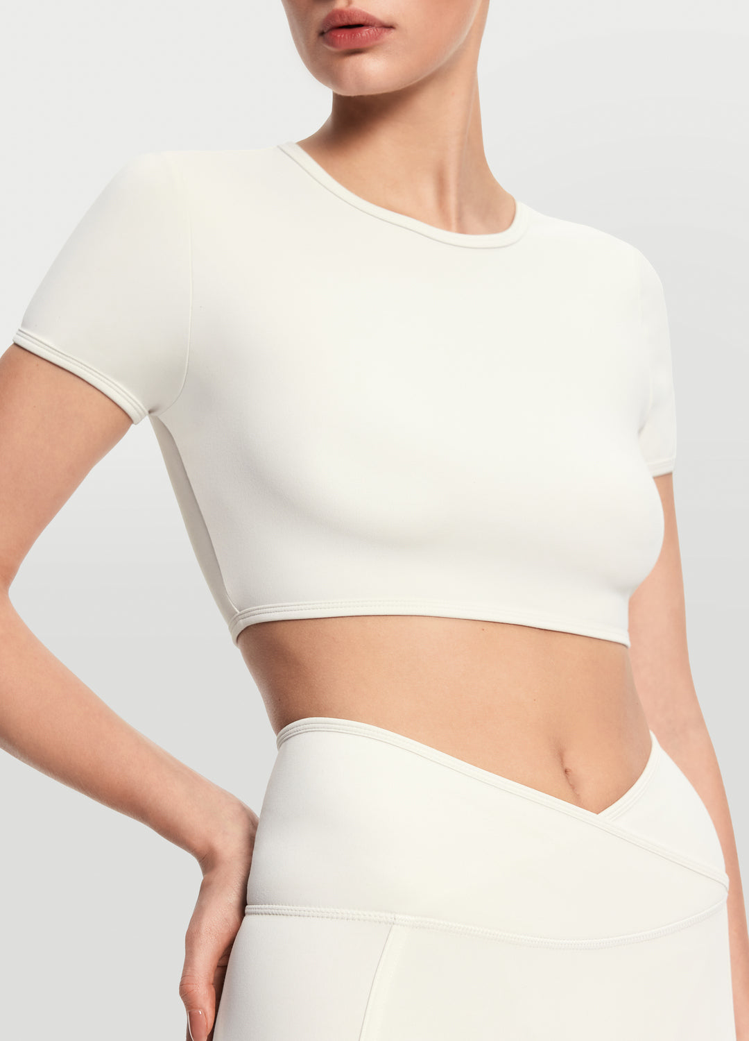 Casual Cropped T-Shirt for Women | Trendy Short Sleeve Cotton Tee | Perfect for Summer Outfits, Beach Wear & Casual Street Style
