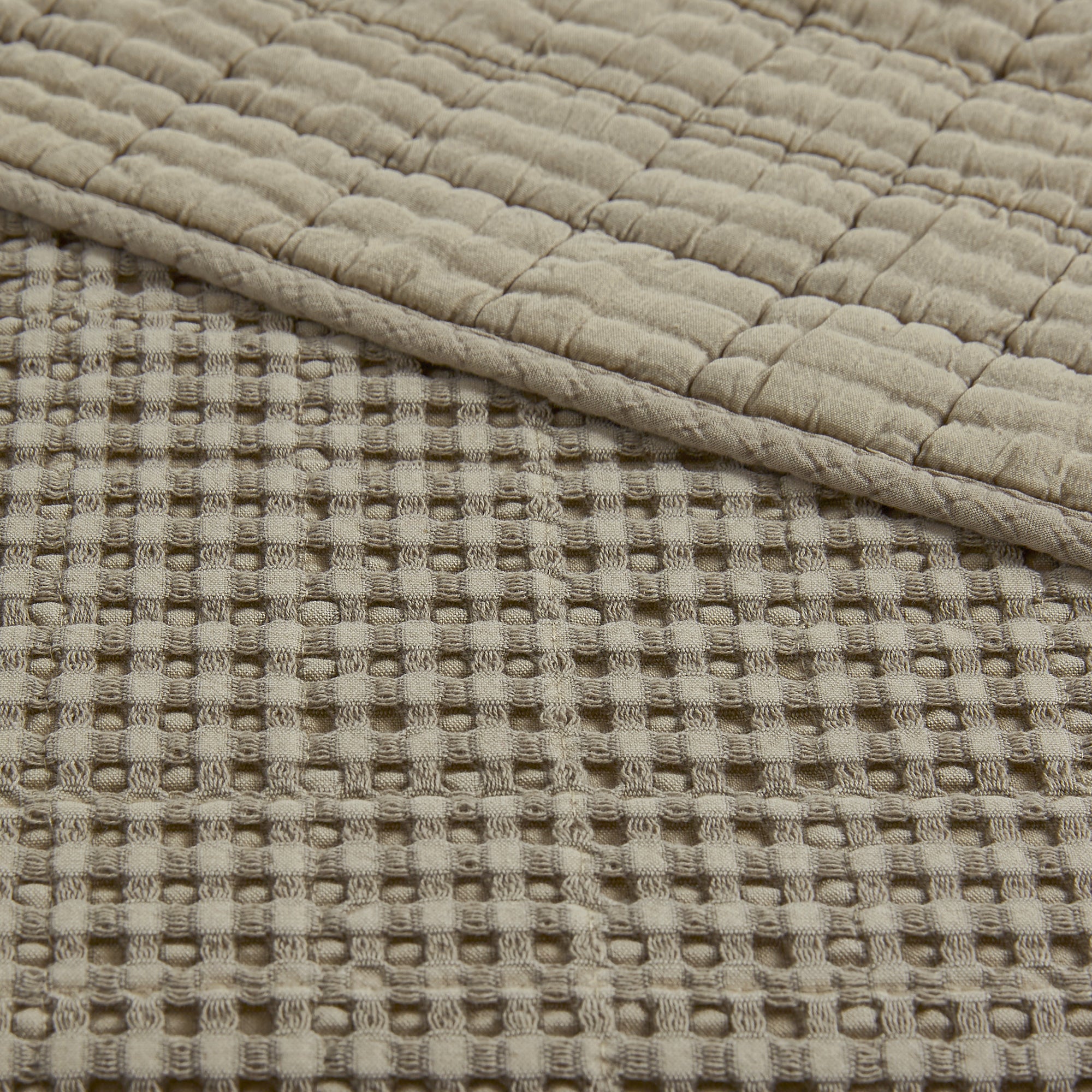 Luxury Mills Waffle Quilt Set - Ultra Soft Bedding Collection for Queen/King Size Beds - Perfect for Cozy Bedrooms, Guest Rooms & Hotel Stays