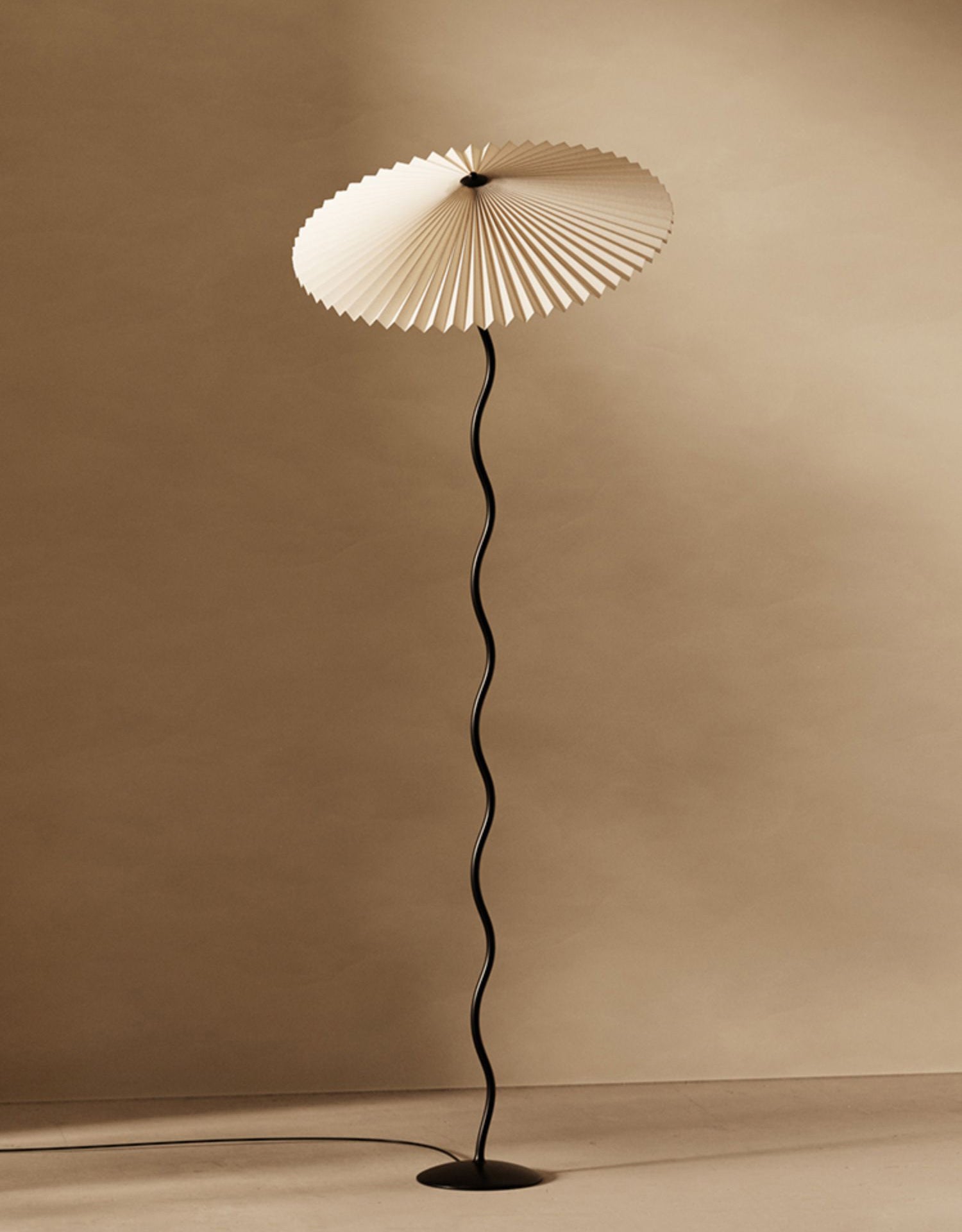Modern Squiggle Floor Lamp - Adjustable LED Standing Light for Living Room, Bedroom & Office - Stylish Home Decor Lighting for Reading & Relaxation
