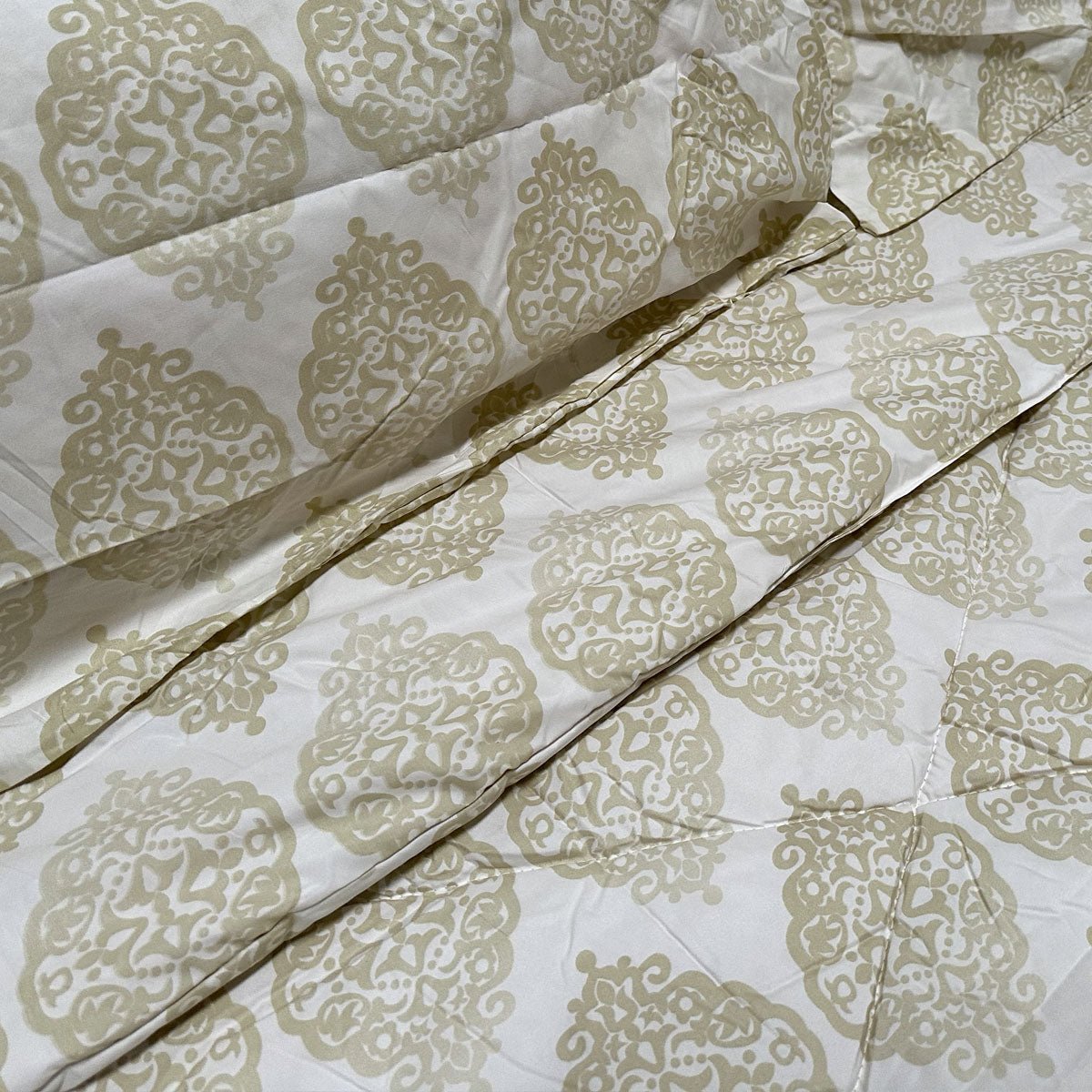 Ultra Lightweight 3-Piece Comforter Set Queen/King - Hotel Luxury Bedding in Light Gold for Cozy Bedroom & Guest Room Decor