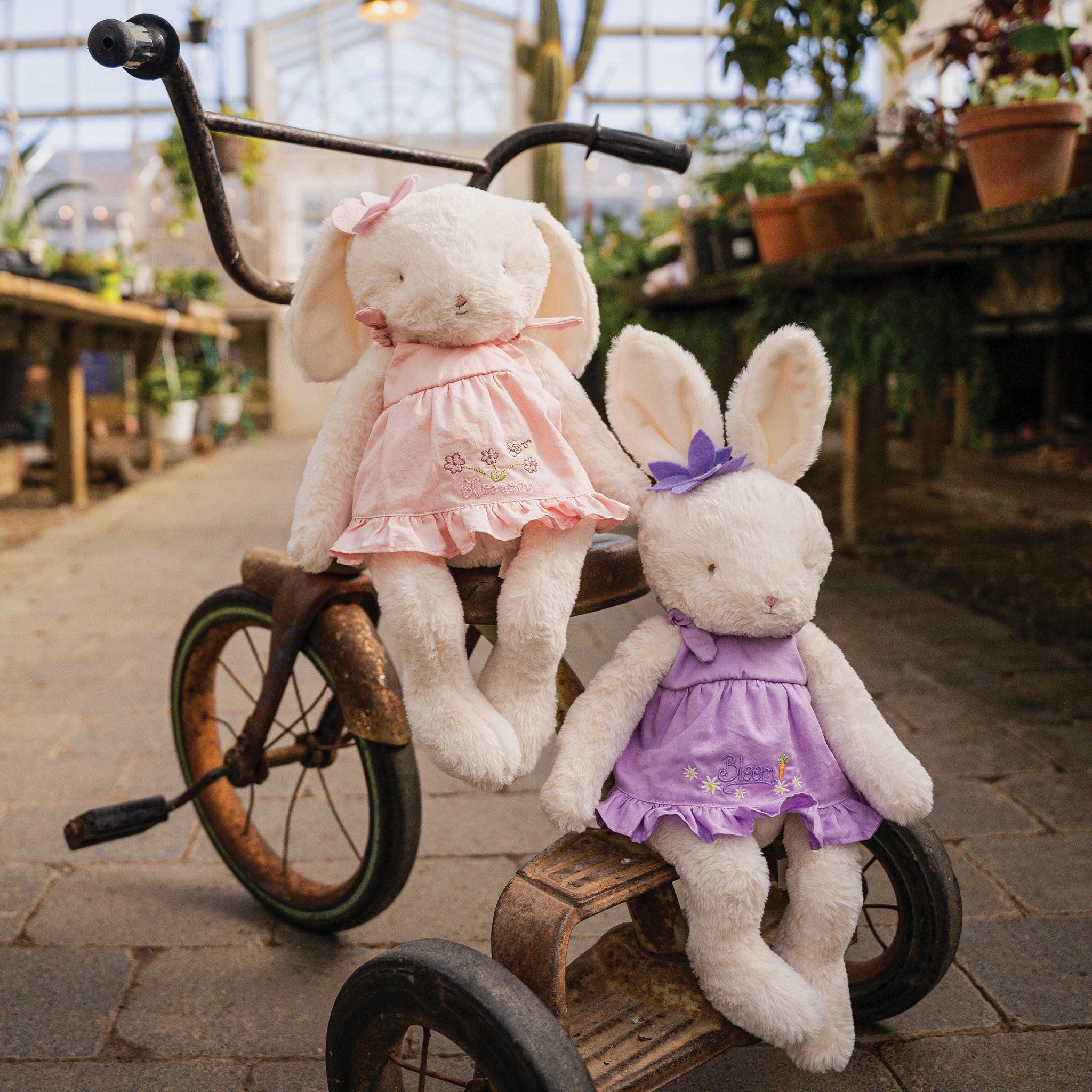 Garden Blossom Bunny Statue - Cute Outdoor Decor for Spring & Easter - Perfect for Garden, Yard, and Home Decorations