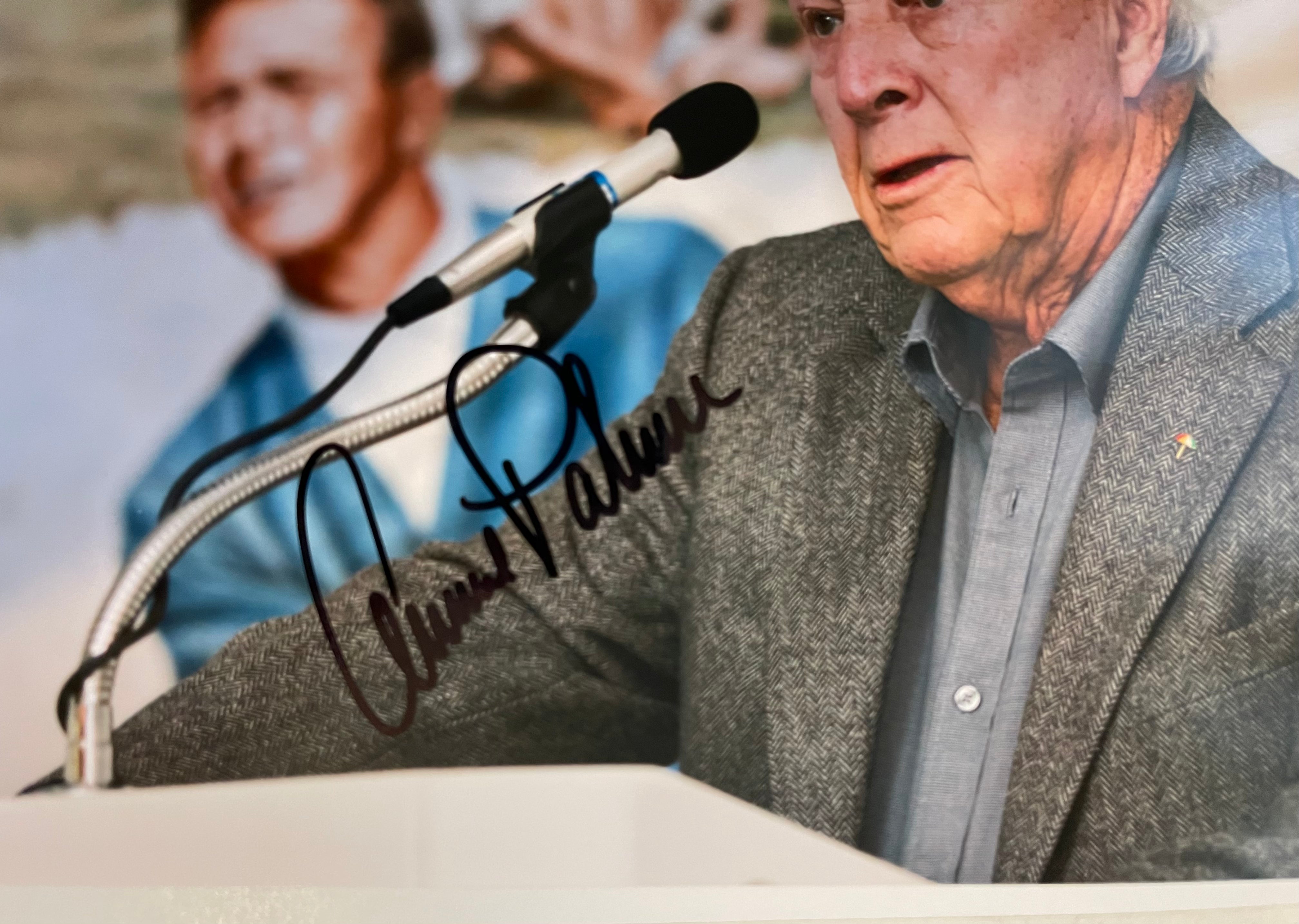 Arnold Palmer Autographed 8x10 Photo with Certificate of Authenticity (COA) - Perfect for Golf Memorabilia Collectors and Sports Fans Display