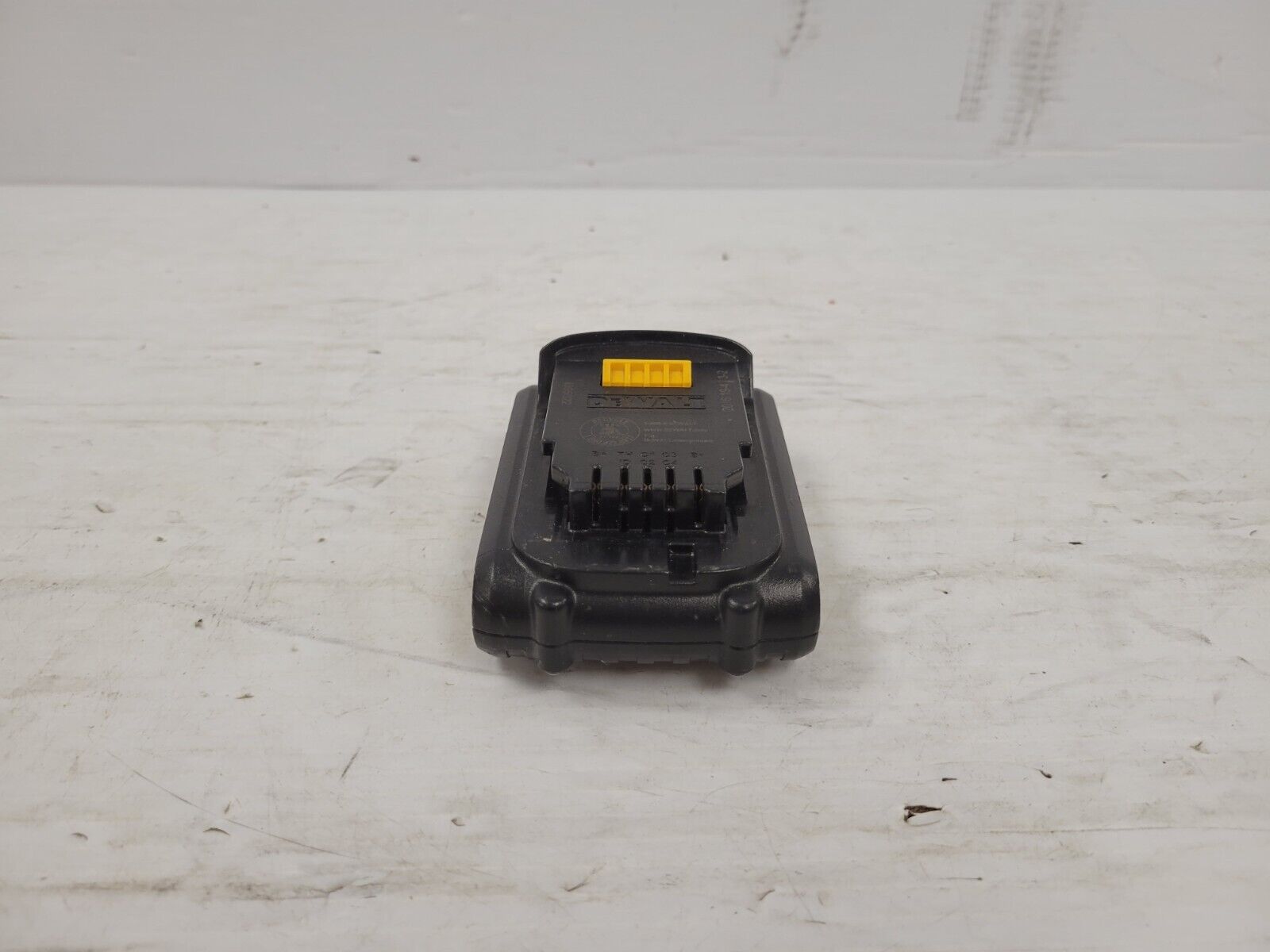 DEWALT DCB207 20V MAX Lithium-Ion Battery Pack (2.0Ah) - Compatible with DEWALT 20V Power Tools - Perfect for Drilling, Sawing & DIY Projects