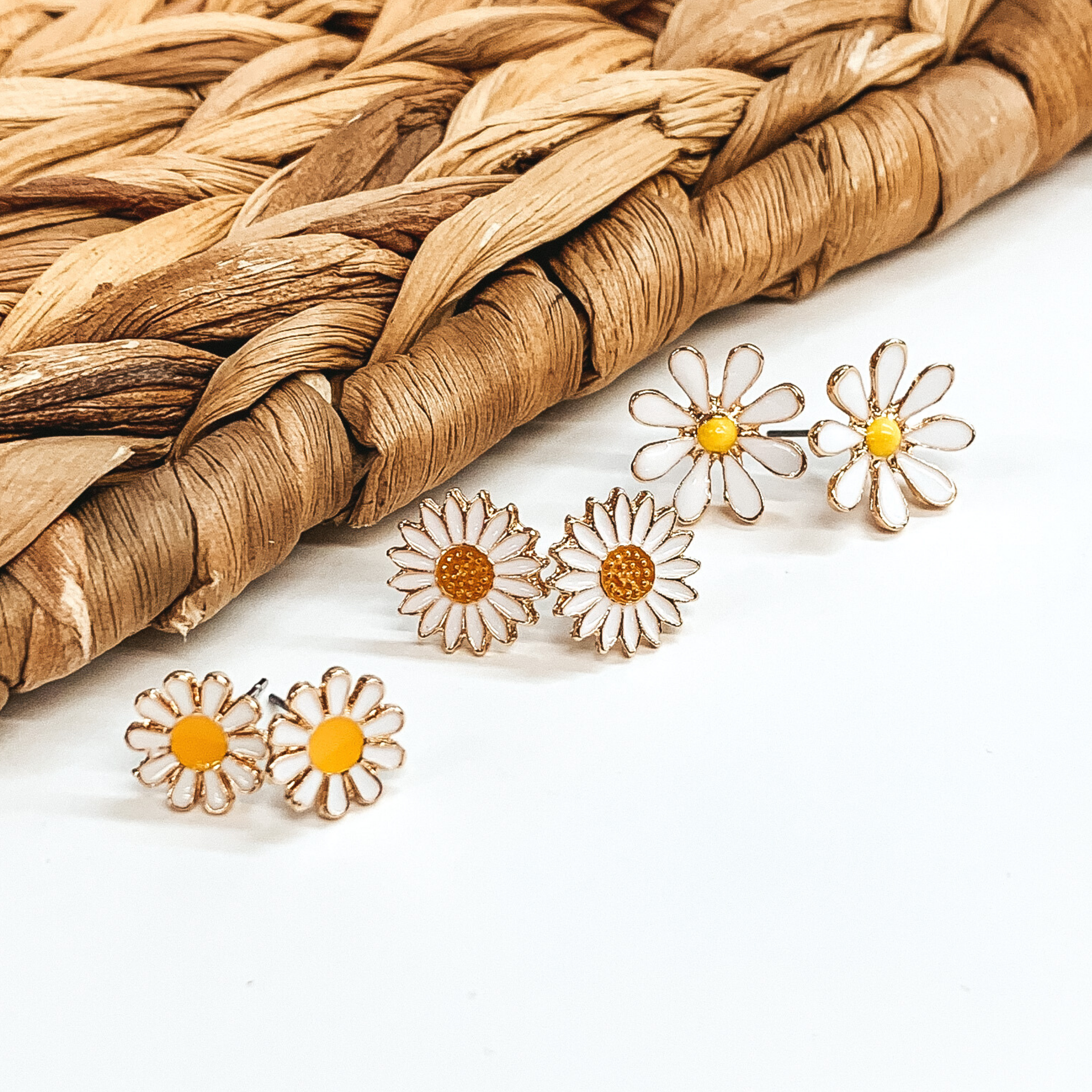 Vintage 90's Flower Earrings Set - White Floral Dangle Clip-On Earrings for Women | Perfect for Retro Parties, Weddings & Boho Fashion