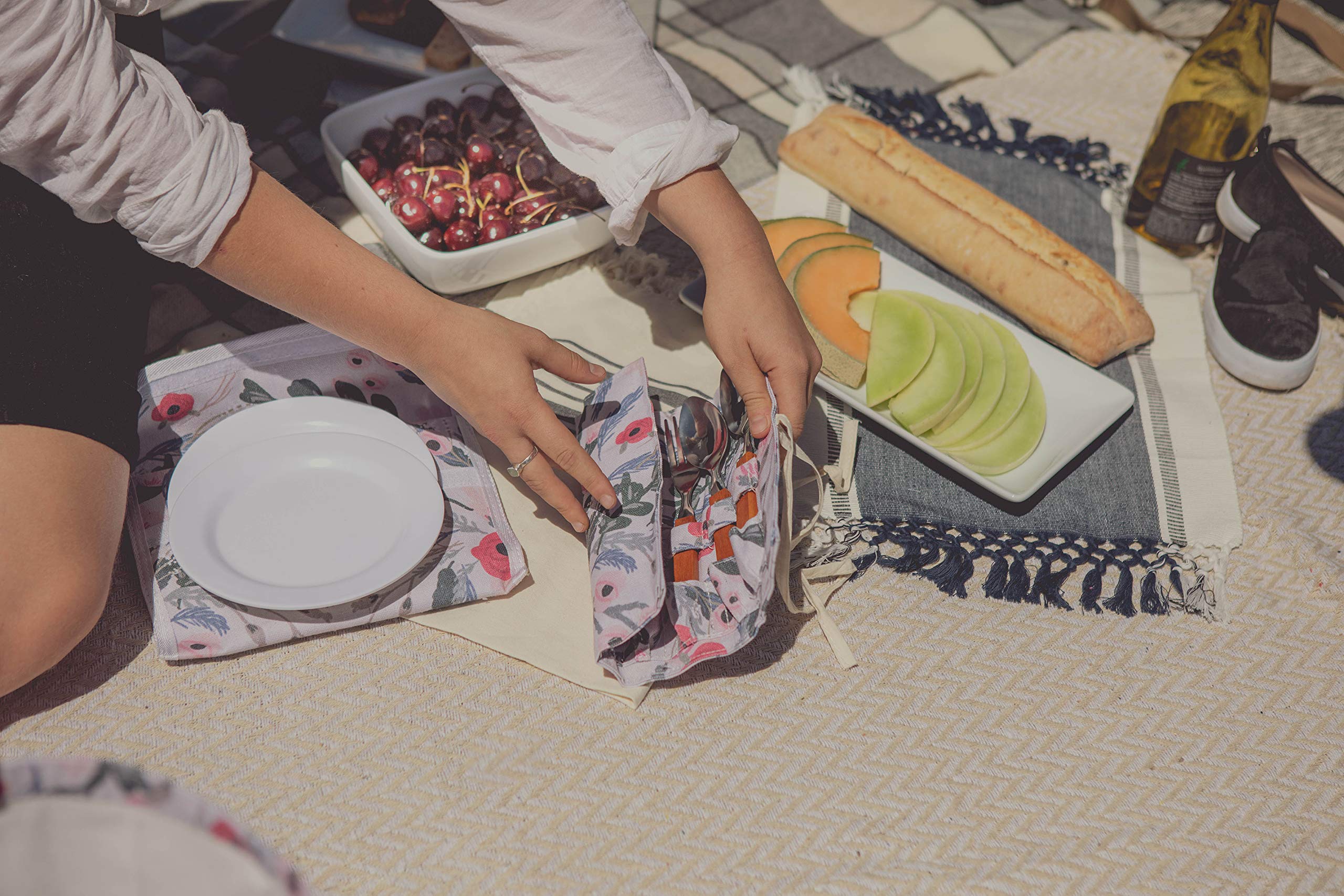 PICNIC TIME Promenade Picnic Basket for 2 - Canvas & Willow Picnic Set with Utensils, Wine Glasses & Plates (Floral Design) - Perfect for Romantic Dates, Outdoor Picnics & Beach Getaways