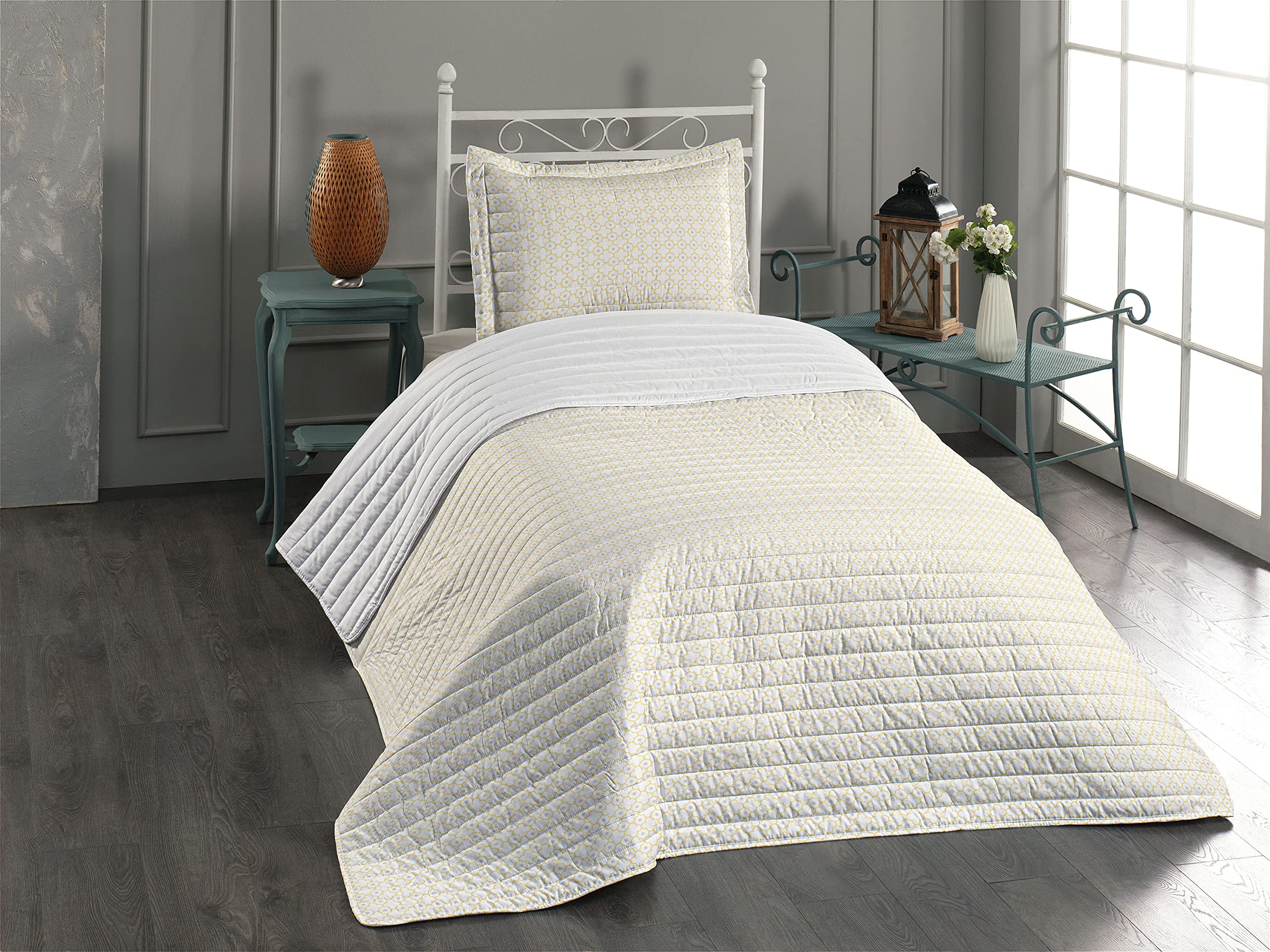 Ambesonne Quatrefoil Microfiber Bedspread Set - Moroccan Style Lattice Pattern with Daisy Diamond Petals & 4 Leaf Clover Design | Soft Twin Size Bedding Set Includes Pillow Sham & Comforter in Brown & White | Perfect for Guest Rooms, Dorm Decor & Bohemian Bedroom Styling