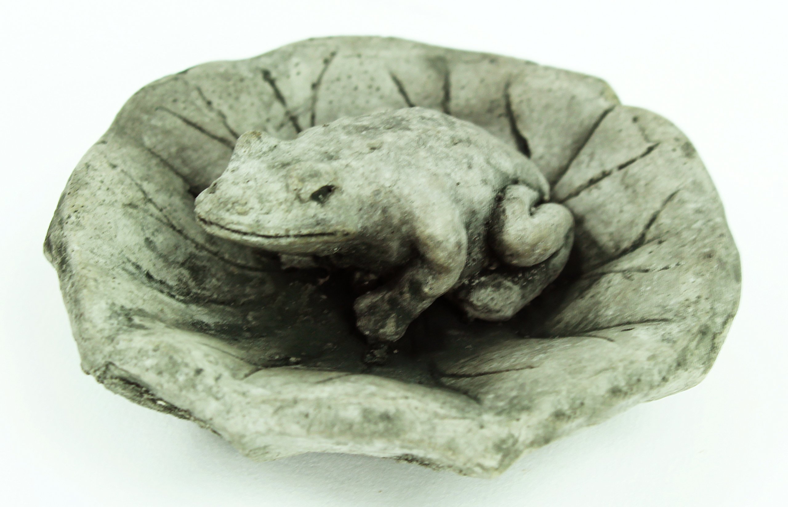 Realistic Frog on Lily Pad Garden Statue - Handcrafted Cement Toad Figurine, Cast Stone Outdoor Decor for Garden, Pond & Patio | Perfect for Zen Gardens, Water Features & Backyard Landscaping