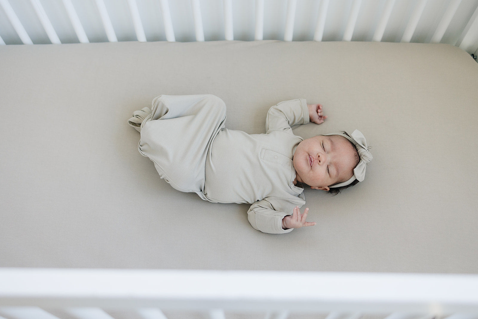 Organic Bamboo Crib Sheet - Soft & Breathable Fitted Crib Mattress Cover for Baby - Perfect for Nursery, Daycare & Travel Use