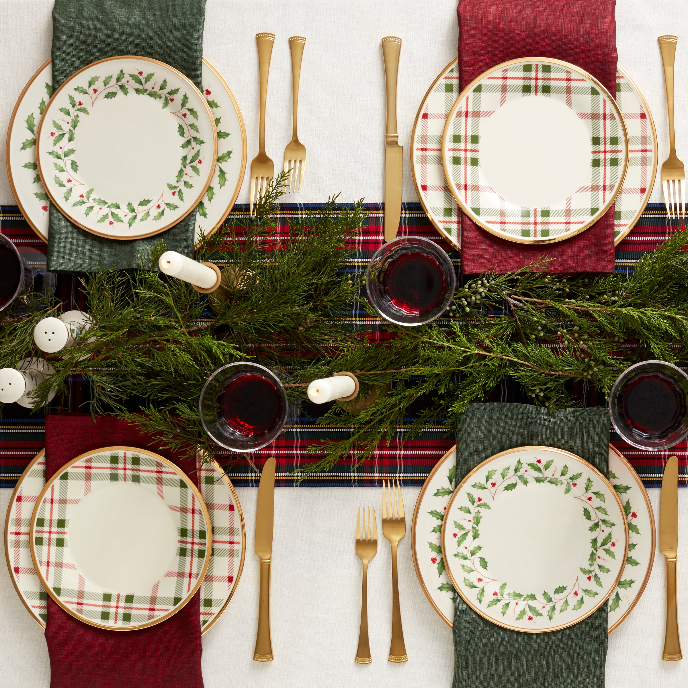 Holiday Plaid Dinner Plates Set of 4 - Festive Christmas Tableware for Holiday Parties & Family Gatherings