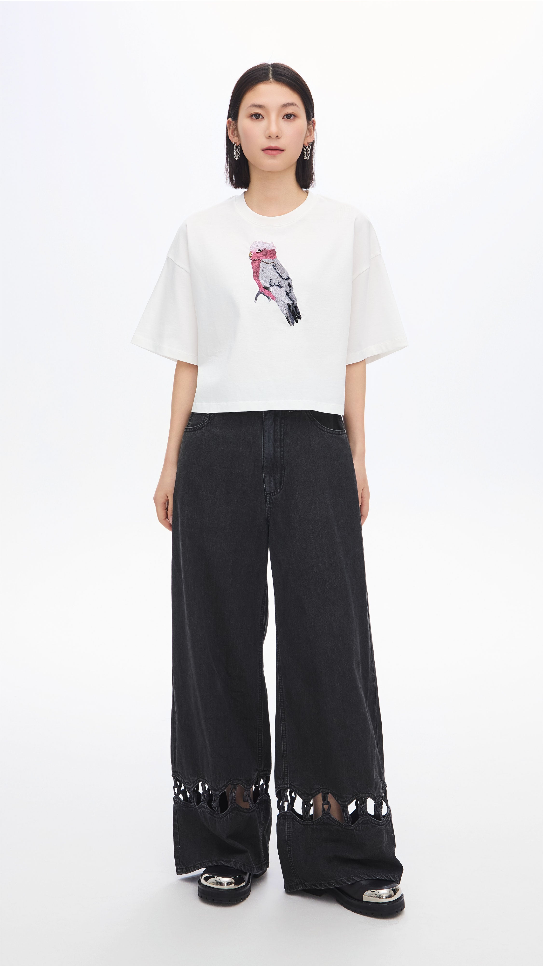 Stylish Cropped Parrot Graphic Embroidery T-Shirt for Women | Trendy Summer Casual Top | Perfect for Beach Outings, Music Festivals & Streetwear Fashion