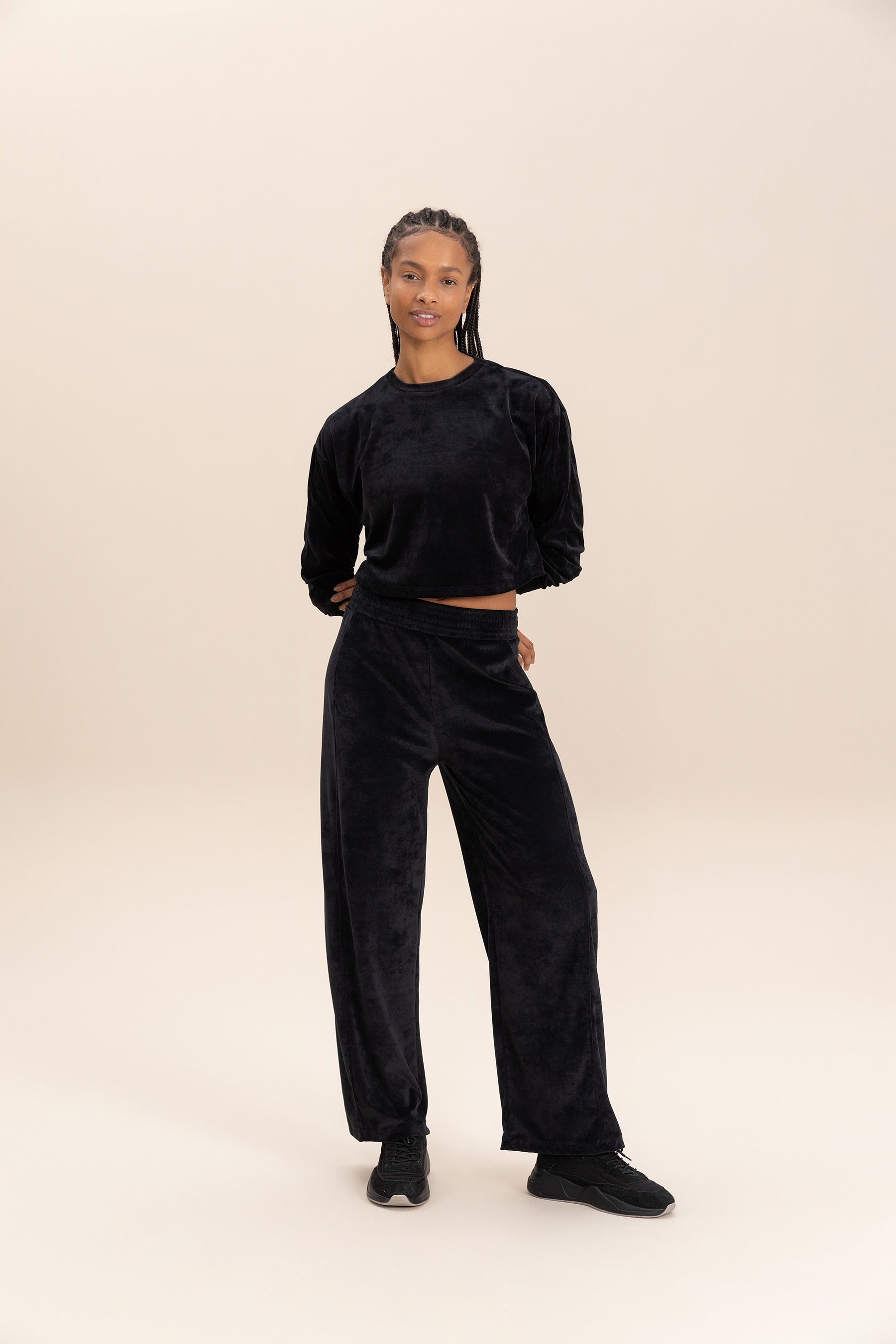 Soft Plush Beat Cropped Sweatshirt for Women - Trendy Oversized Pullover with Ribbed Cuffs - Perfect for Casual Outfits, Streetwear & Loungewear