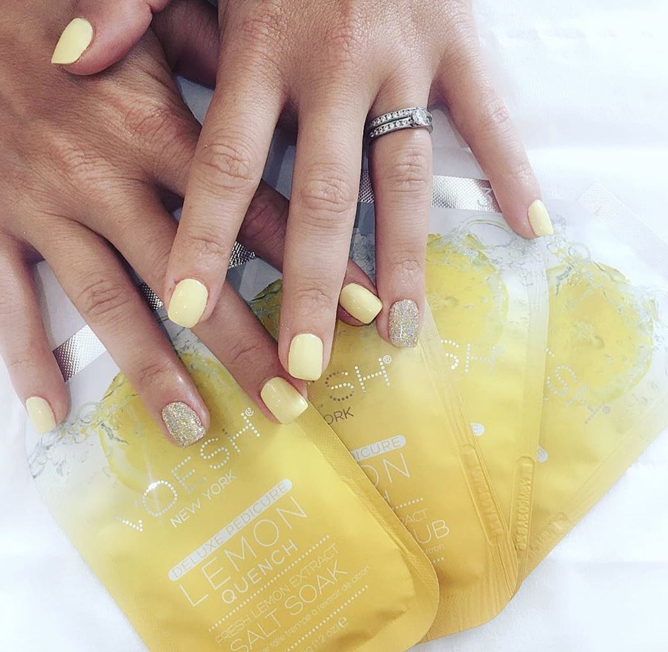 Voesh Pedi in a Box Lemon Quench - Exfoliating Foot Peel Mask for Soft & Smooth Feet - At-Home Spa Treatment for Cracked Heels & Calluses - Perfect for Self-Care & Relaxation