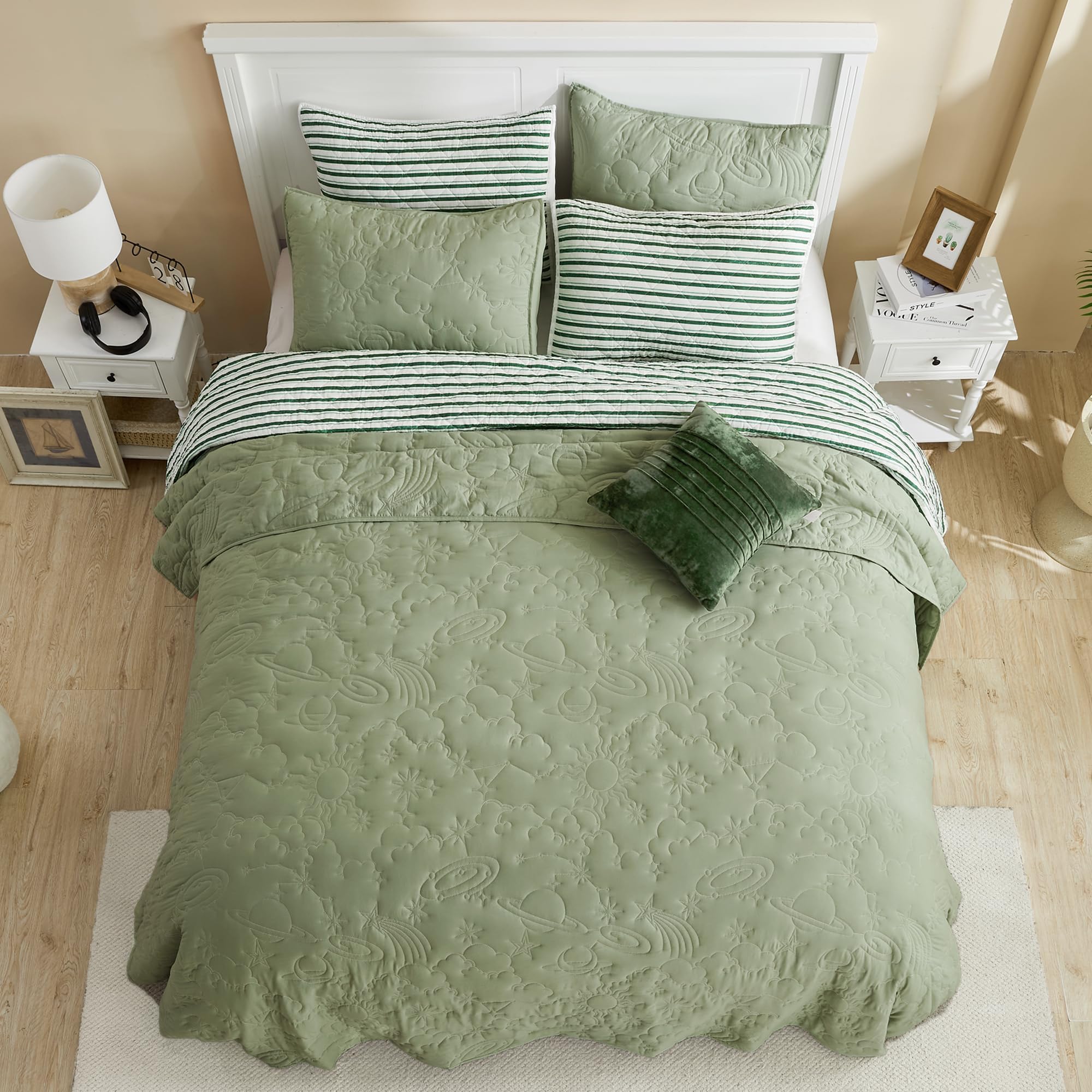SHALALA NEW YORK Sage Green Quilt Bedding Set Queen Size - Lightweight Summer Quilt with Reversible Celestial Stitching & Pillow Shams | All-Season Bedspread Coverlet for Master Bedroom, Guest Room & Dorm Decor