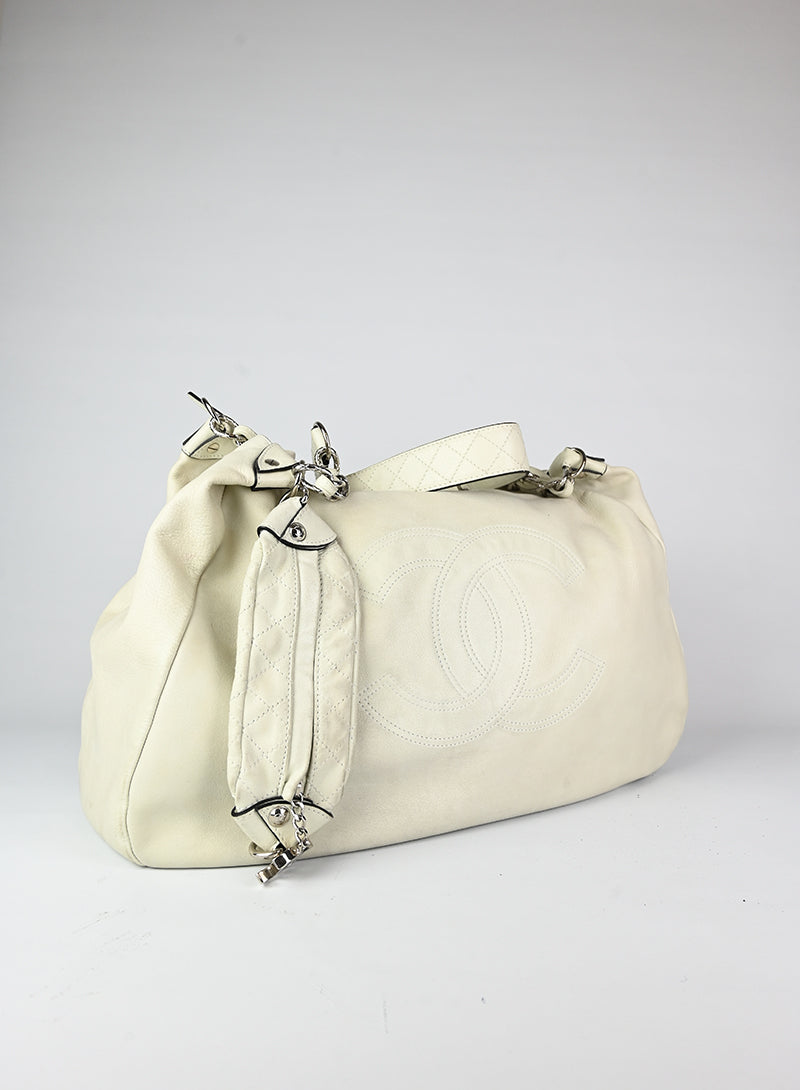 Chanel White Leather Maxi Bag - Luxury Handbag for Women, Perfect for Everyday Use & Special Occasions