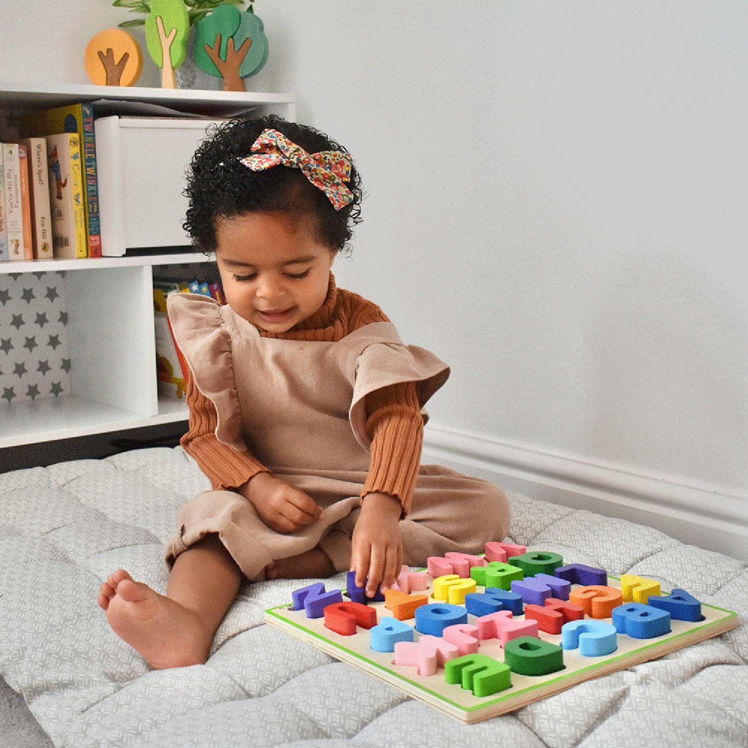 Bigjigs Toys Chunky Alphabet Puzzle - Uppercase Letters, Bright Colors, Wooden ABC Learning Toy for Toddlers - Perfect for Preschool Education & Early Childhood Development