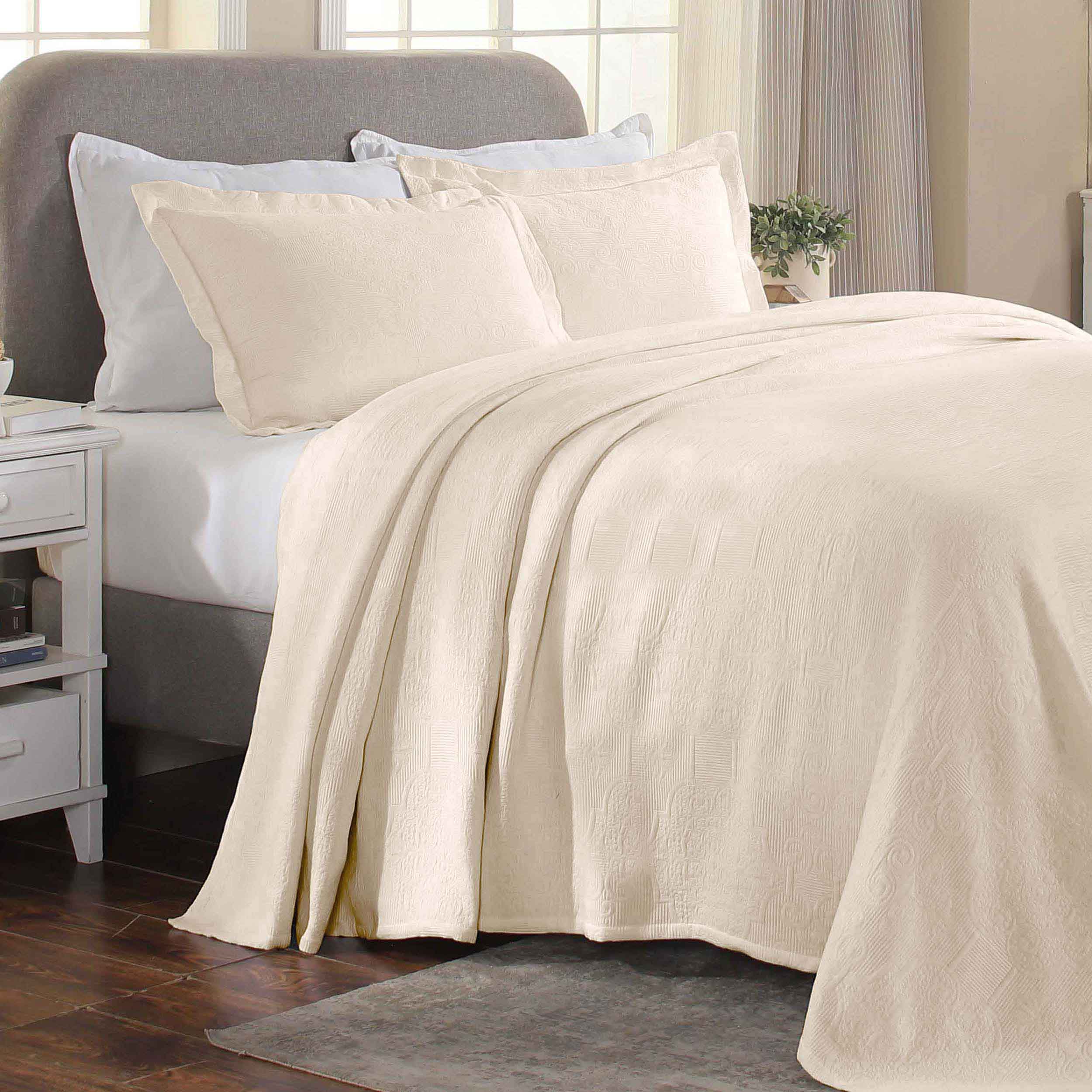 Florin Cotton Matelassé Jacquard Bedspread Set with Scrolling Medallion Design - Luxury Queen/King Size Bedding for Master Bedroom, Guest Room & Hotel Decor
