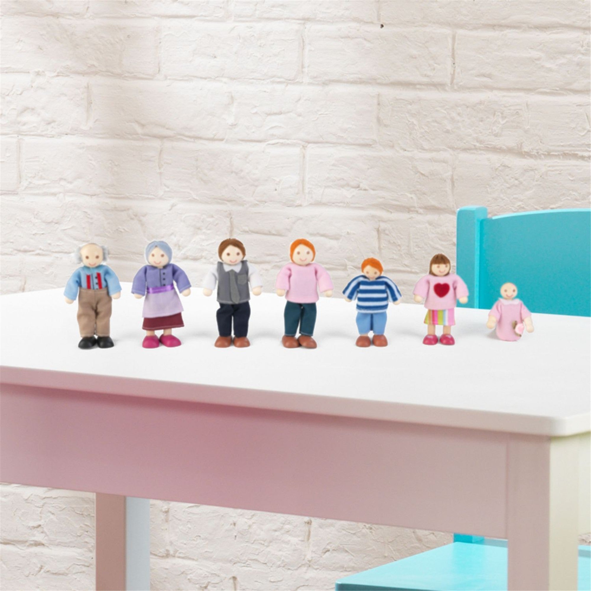 KidKraft 7-Piece Caucasian Doll Family Set - Perfect for Pretend Play, Storytelling & Educational Activities