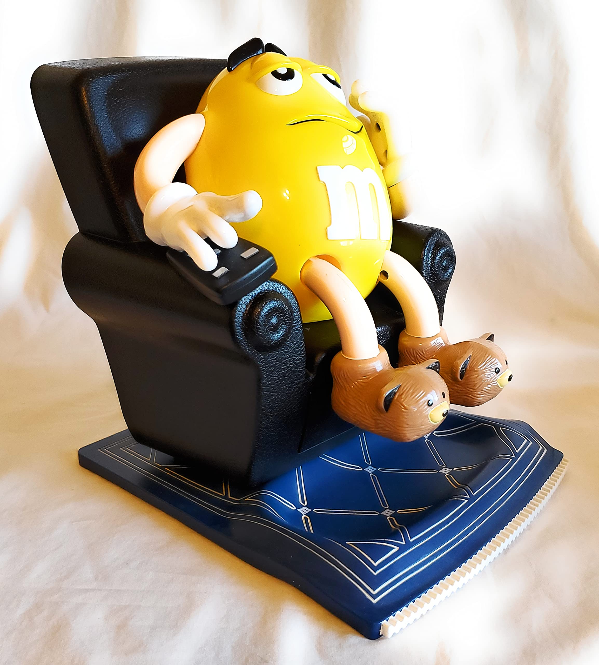 M&M'S LA-Z-BOY Candy Dispenser - Fun Novelty Candy Holder for Office, Home & Parties - Perfect for Halloween, Christmas & Gift Giving