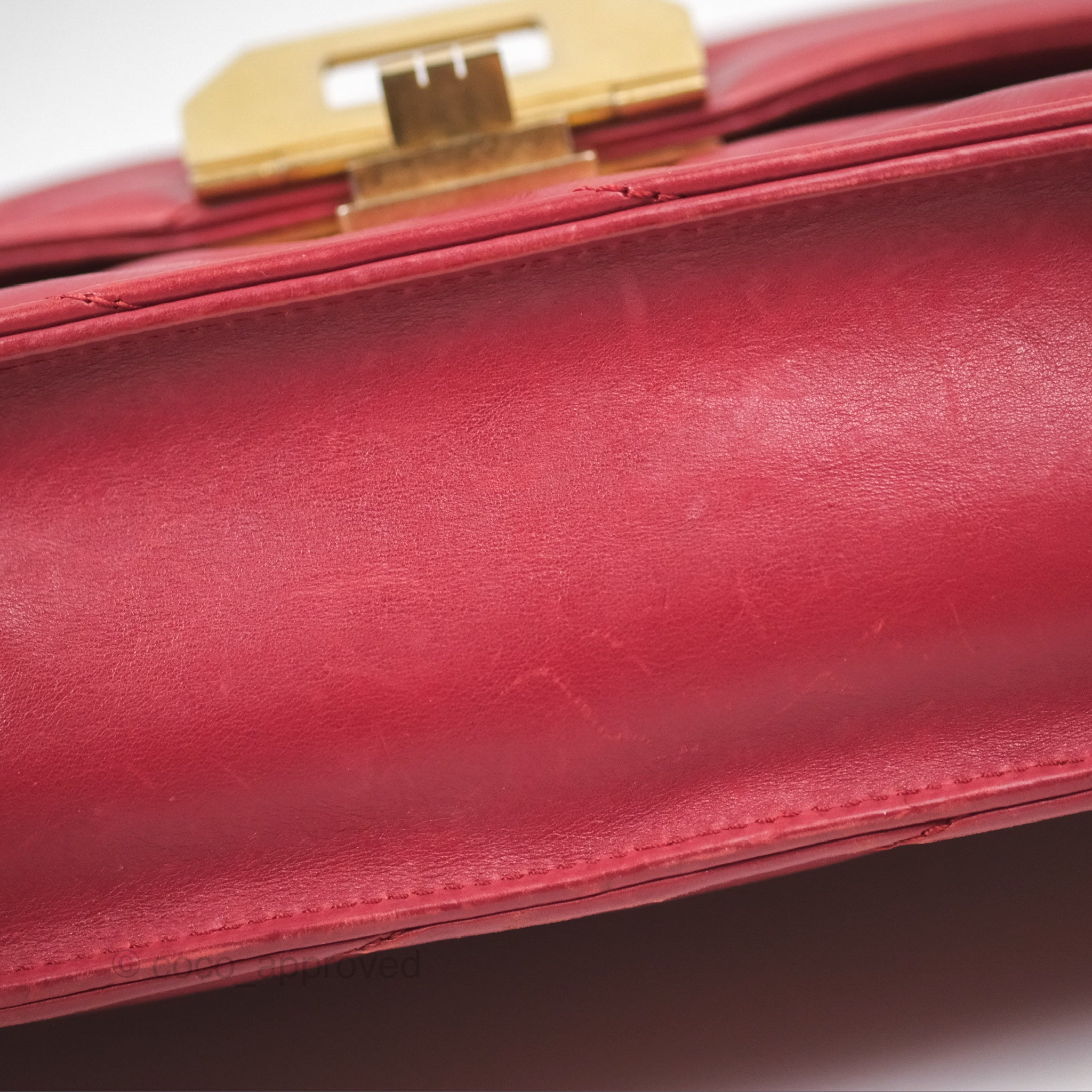 Chanel Chevron Shoulder Bag in Red Calfskin Leather with Aged Gold Hardware - Luxury Crossbody Purse for Women, Perfect for Parties, Date Nights & Special Occasions