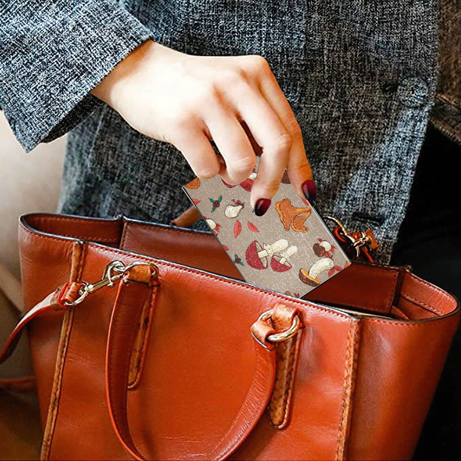 Stylish Leather-Coated Stainless Steel Business Card Holder with Mushroom Pattern - Premium Credit Card Case Wallet for Professionals & Networking Events