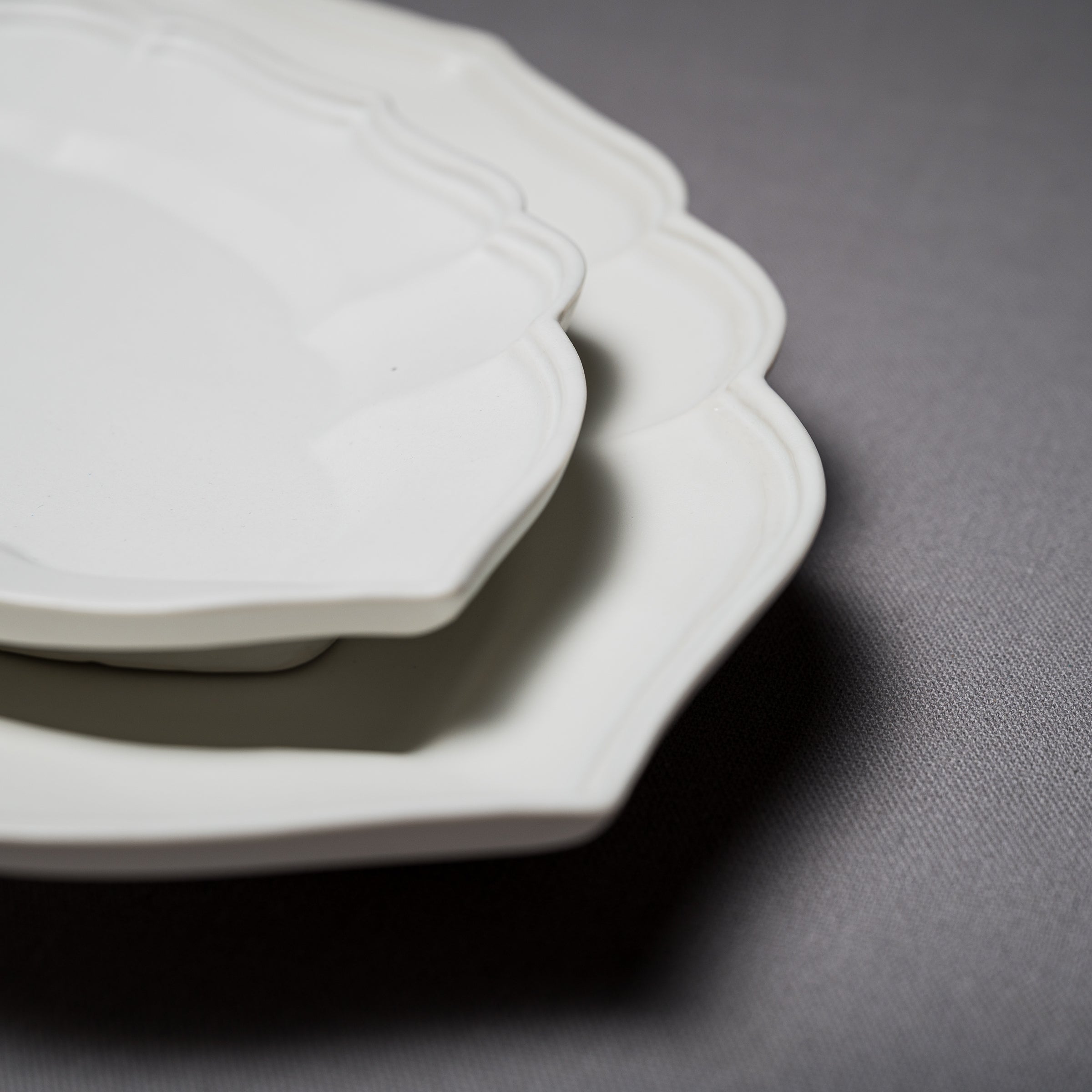Handmade USUKIYAKI Ryoka Oval Ceramic Plate - Japanese Artisan Dinnerware Set (2 Sizes) for Sushi, Desserts & Home Decor