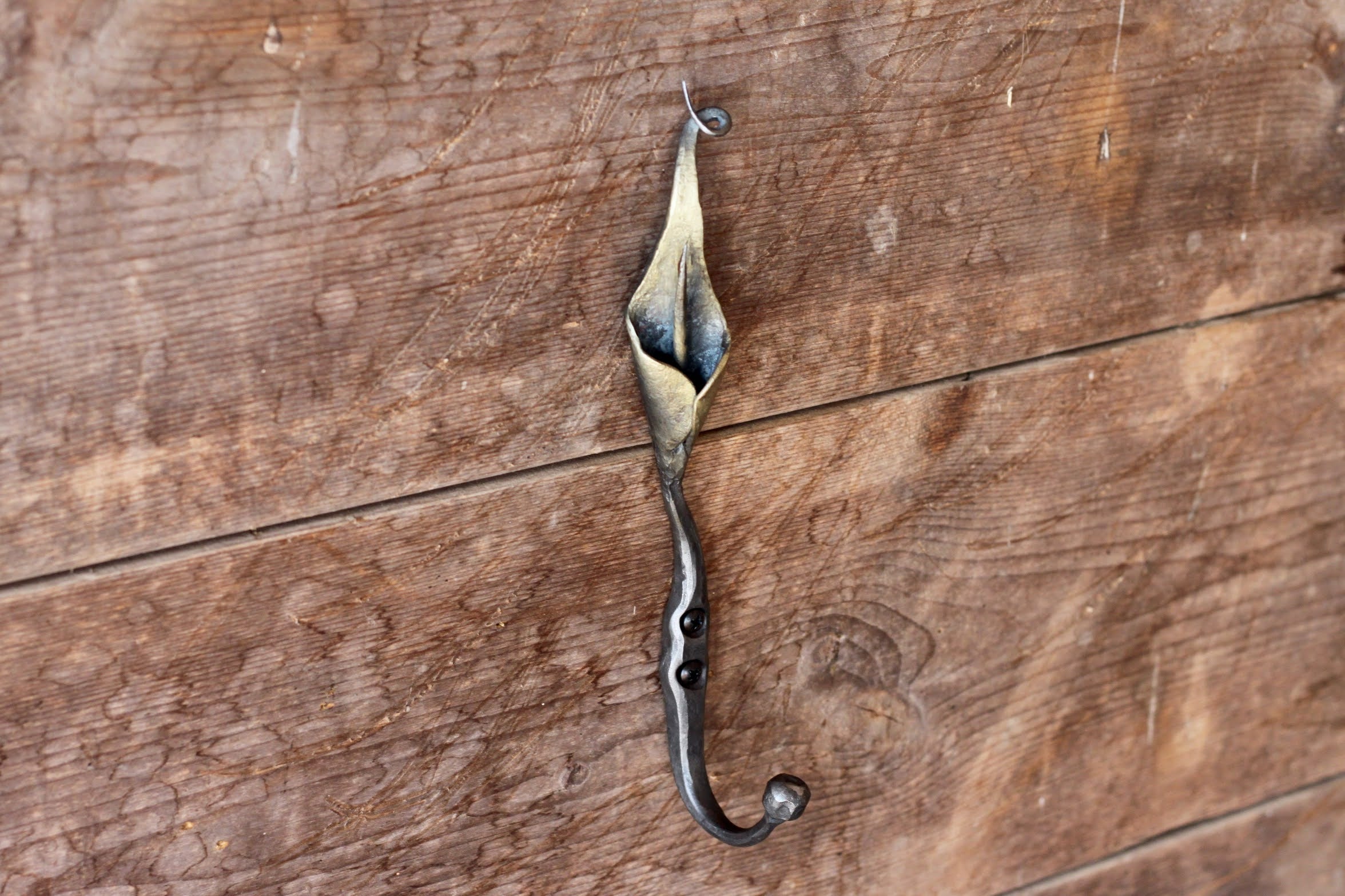 Elegant Calla Lily Wall Hooks - Decorative Floral Hooks for Home Decor, Perfect for Hanging Coats, Hats, and Keys in Entryway, Bedroom, or Bathroom