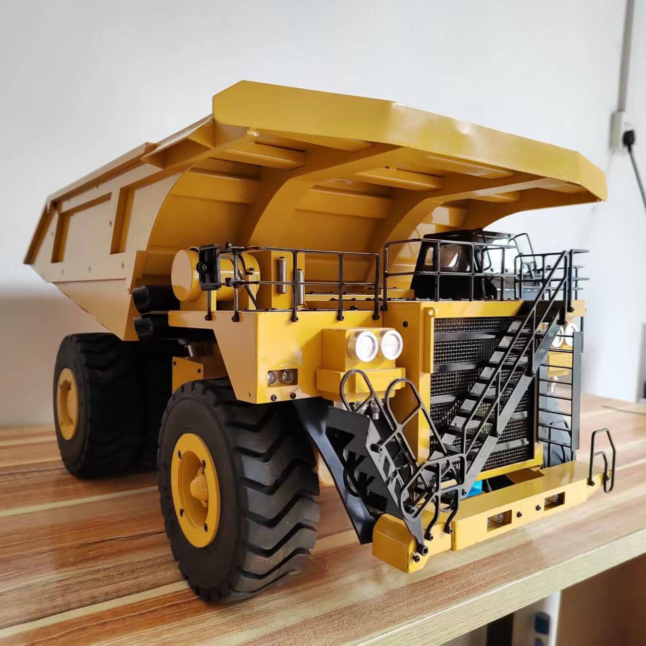 1/20 Scale Metal RC Hydraulic Mining Truck 793D - Remote Control Dump Truck with Servo Motor, I6X Radio, LED Lights & Warning Sound System - Realistic Construction Vehicle Model for Kids & Adults (Outdoor Play, Construction Site Simulation, Collection Display)