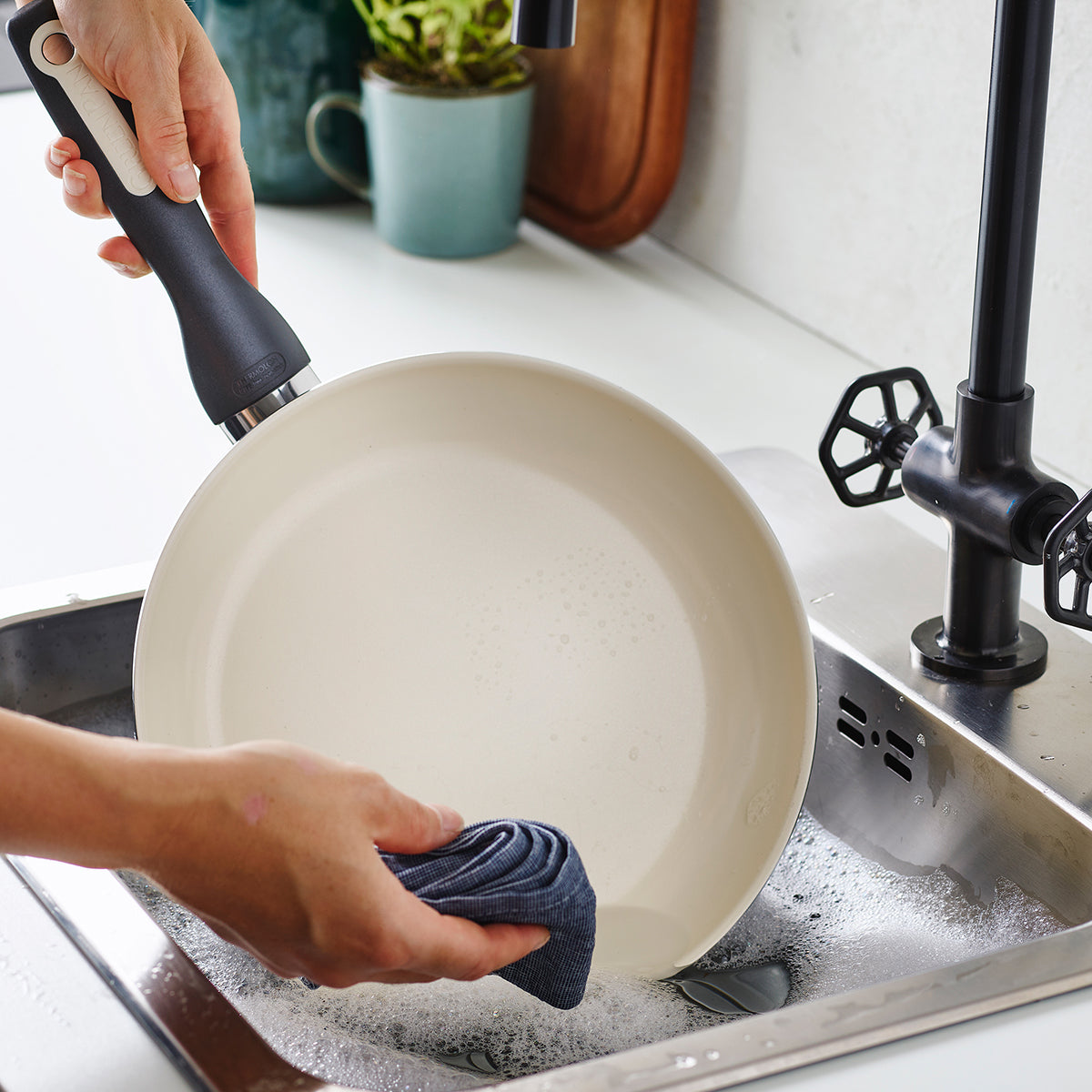 Rio Ceramic Nonstick 10-Inch Frying Pan | Black | Non-Toxic & PFOA-Free Cookware for Healthy Cooking | Perfect for Sautéing, Frying & Omelets