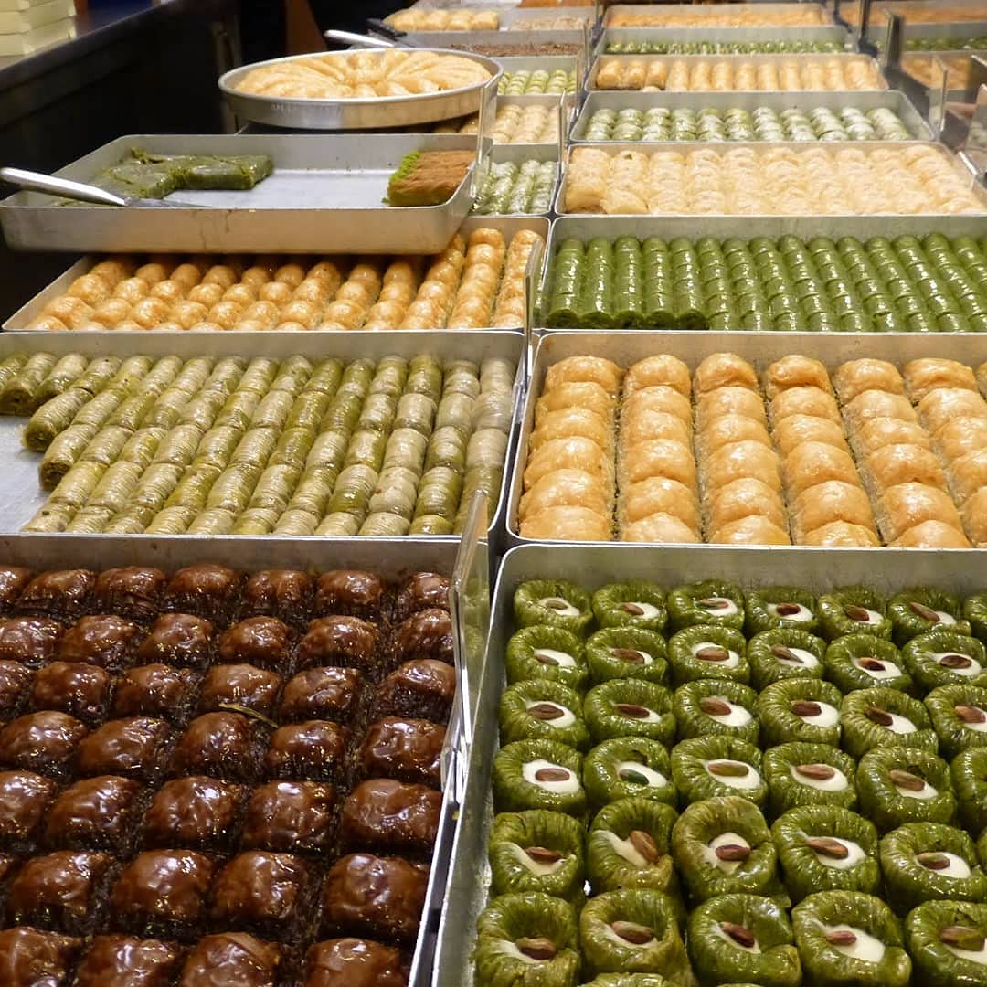 Premium Hafiz Mustafa 1864 Istanbul Baklava Pastry Gift Box - Authentic Turkish Baklava Dessert with Fresh Phyllo Dough, Pistachios, Hazelnuts & Walnuts - Perfect for Birthday, Christmas Gifts, Parties & Tea Time Treats