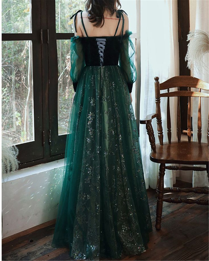 Elegant Green Tulle Prom Dress with Long Sleeves - A-Line Formal Gown for Birthday Party, Homecoming, Quinceañera & Special Occasions