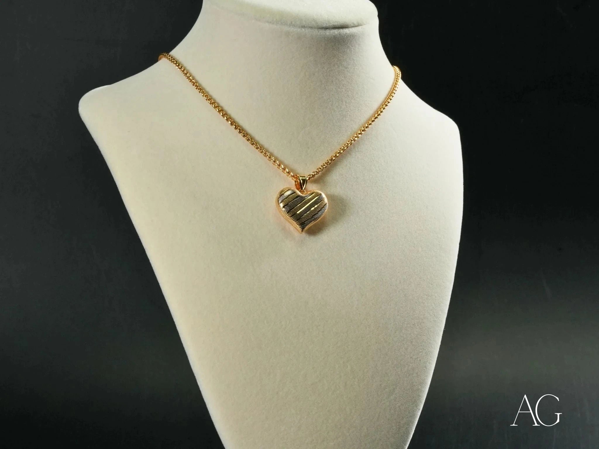 14K Gold Heart Pendant Necklace for Women - Elegant Valentine's Day Gift, Birthday Present & Anniversary Jewelry - Perfect for Romantic Occasions, Date Nights and Special Moments