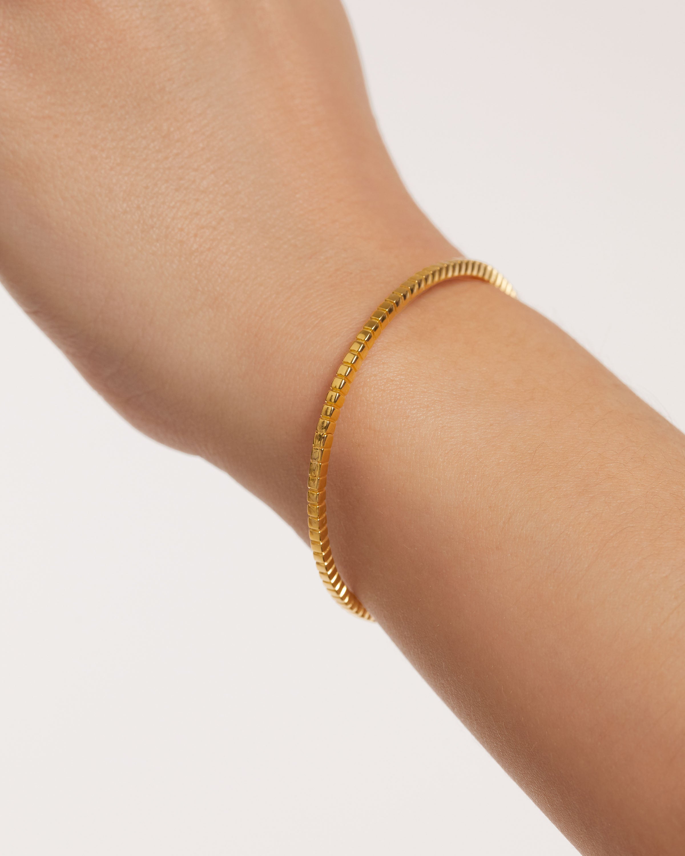 Elegant Lea Gold Bangle Bracelet for Women - 18K Gold Plated Fashion Jewelry - Perfect for Parties, Weddings & Everyday Wear