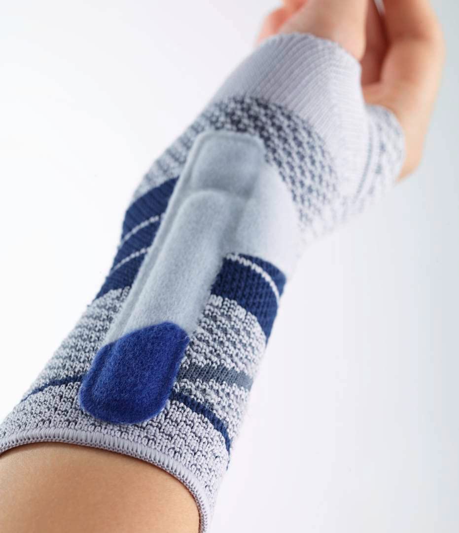 Bauerfeind ManuTrain Wrist Brace - Adjustable Support for Carpal Tunnel, Arthritis & Tendonitis - Right Hand, Black, Size 1 - Ideal for Typing, Sports & Daily Activities