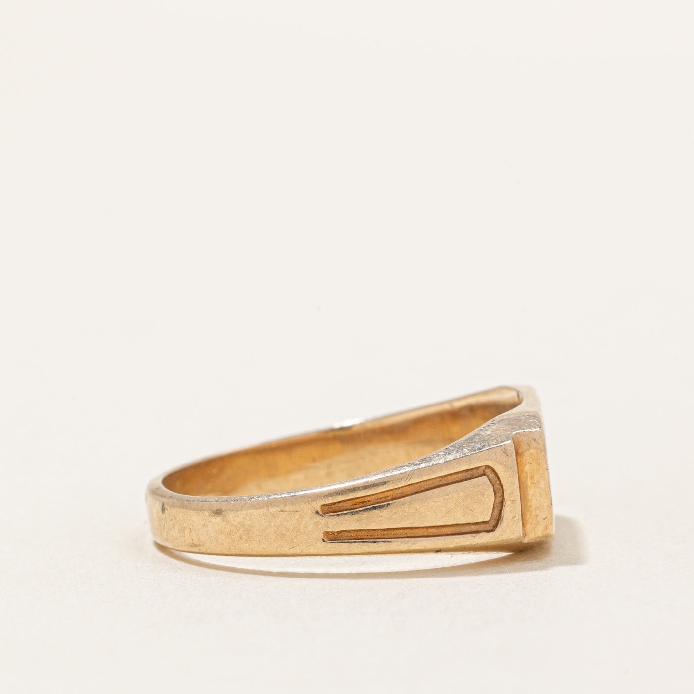 10K Yellow Gold Signet Ring for Men & Women - Size 8.75 - Classic Engraved Pinky Ring - Perfect for Gifts, Weddings & Everyday Elegance