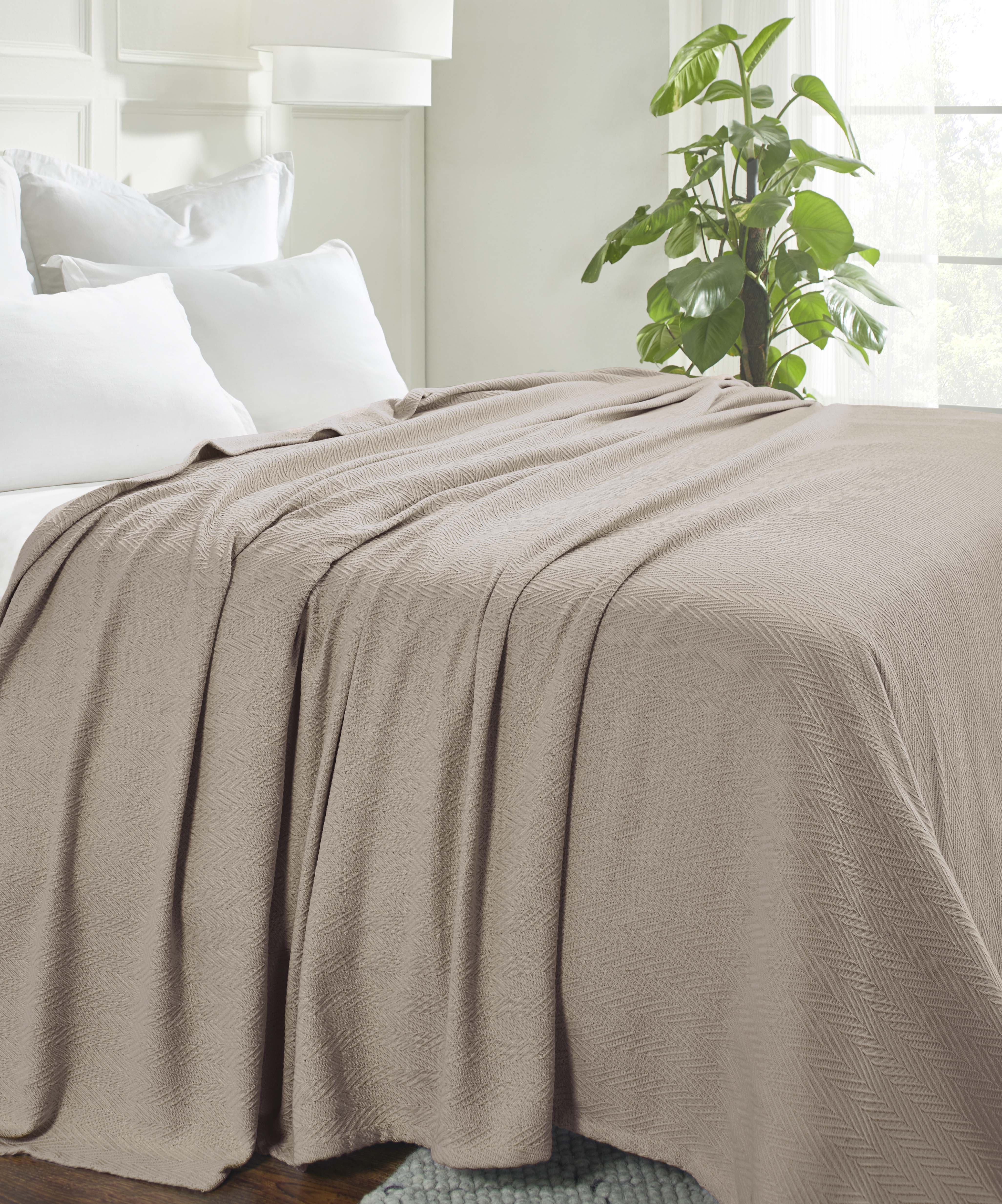 Soft All-Season Chevron Cotton Bed Blanket & Sofa Throw - Cozy Home Decor for Living Room, Bedroom, and Travel