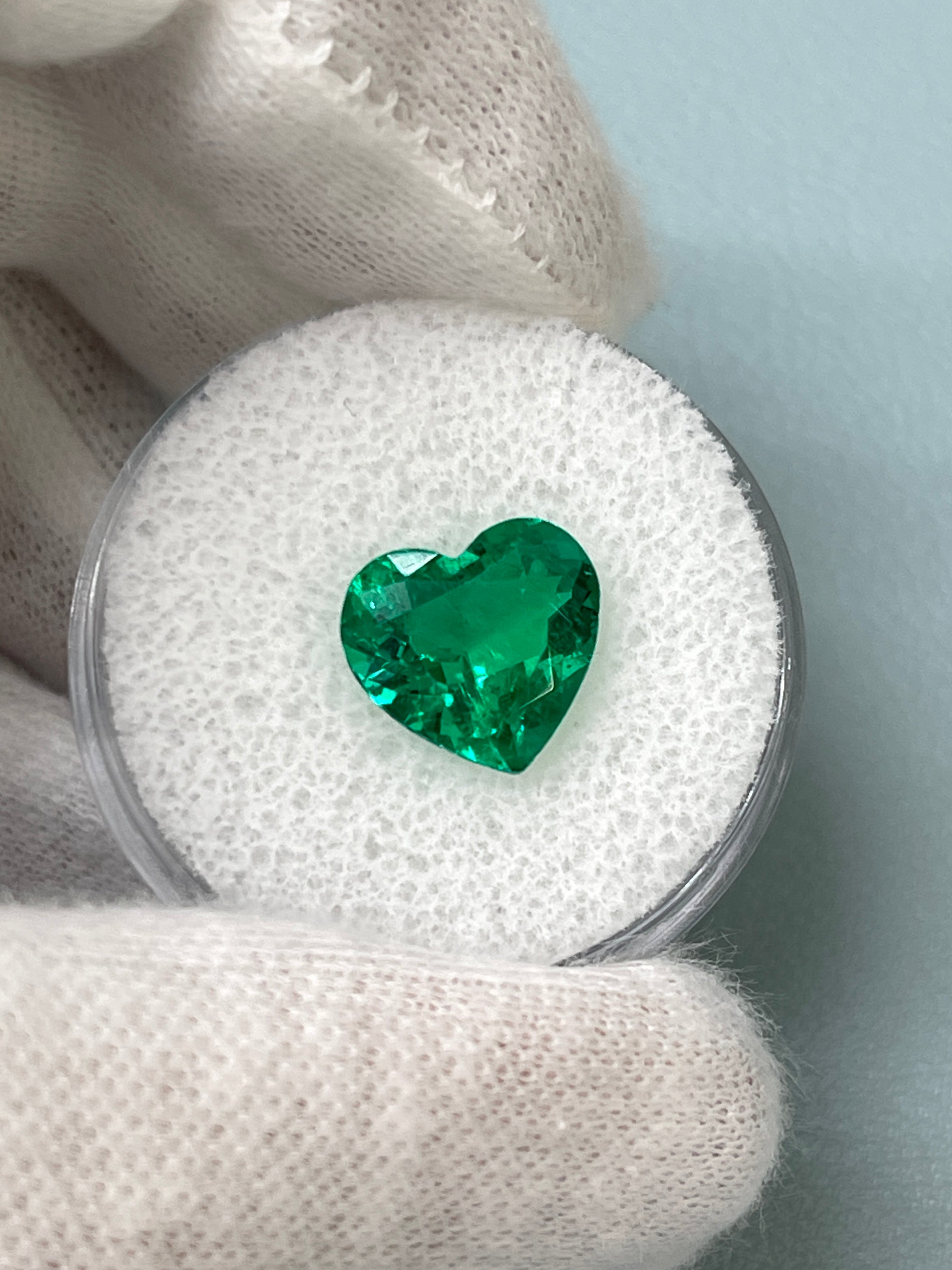 2.68 Carat 10x10.5mm AAA+ Vivid Green Natural Loose Colombian Emerald Heart Cut Gemstone for Jewelry Making, Engagement Rings & Luxury Gifts