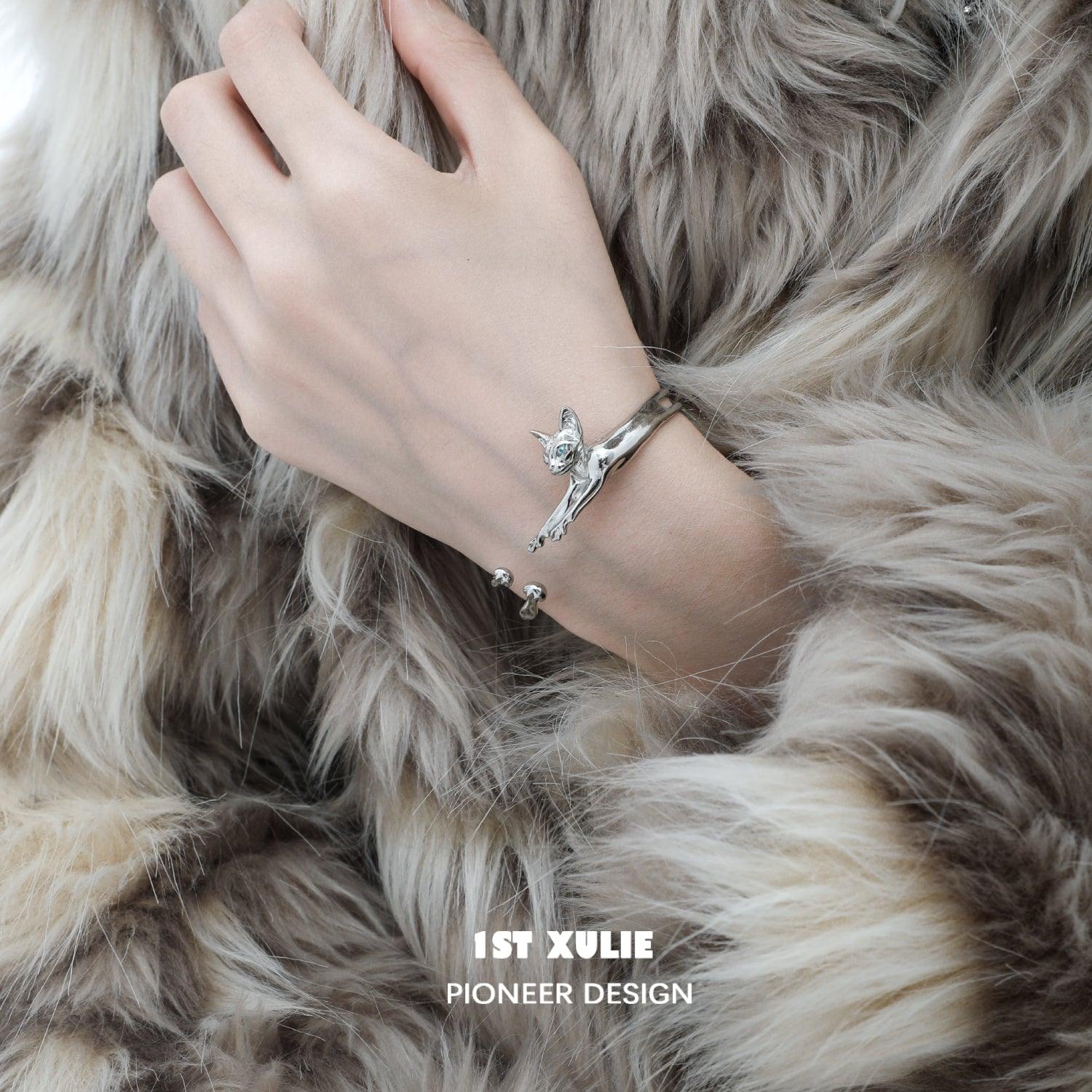18k Platinum Plated Cat Bracelet - Elegant Abstract Cat Gaze Jewelry for Women, Perfect Gift for Cat Lovers (Birthday, Anniversary, Valentine's Day)