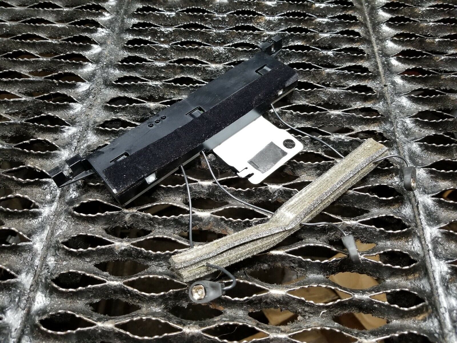 2005-2011 Cadillac STS OEM Stereo Radio AM FM Module 15884684 - Perfect for Car Audio Upgrade & Replacement
