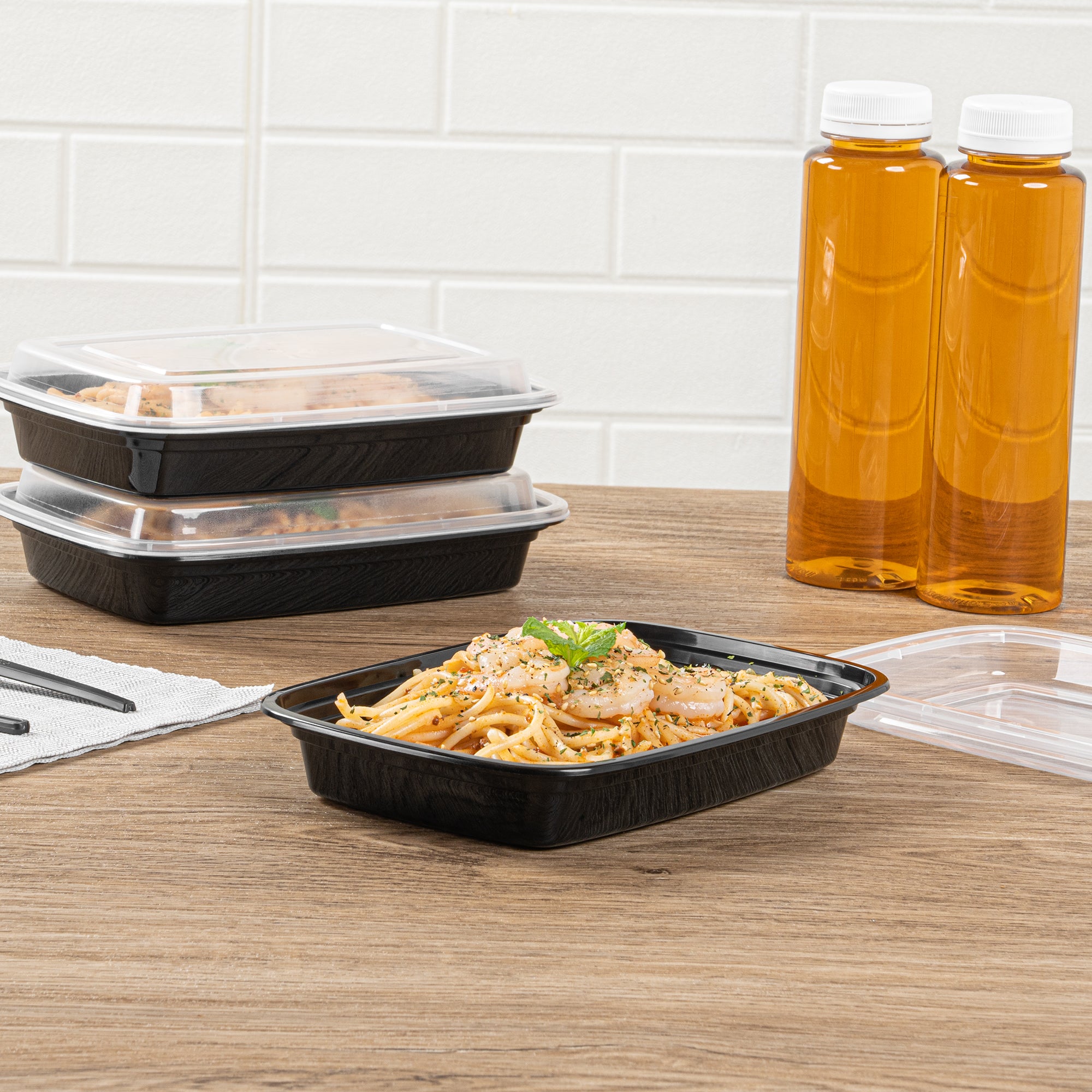 16 oz Black Rectangle Plastic Food Storage Container with Clear Lid - Microwave Safe (7.75