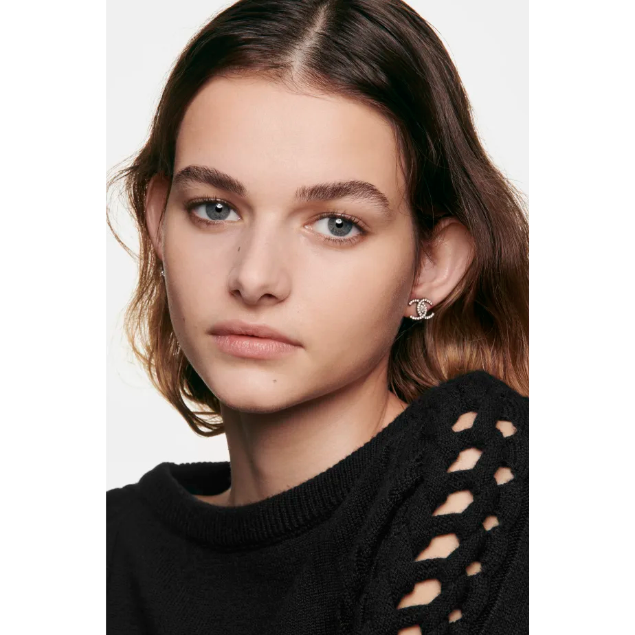CHANEL LES BEIGES Water Fresh Tint Foundation - Hydrating Lightweight Makeup Base with Dewy Finish | Perfect for Everyday Natural Look & On-The-Go Touch Ups