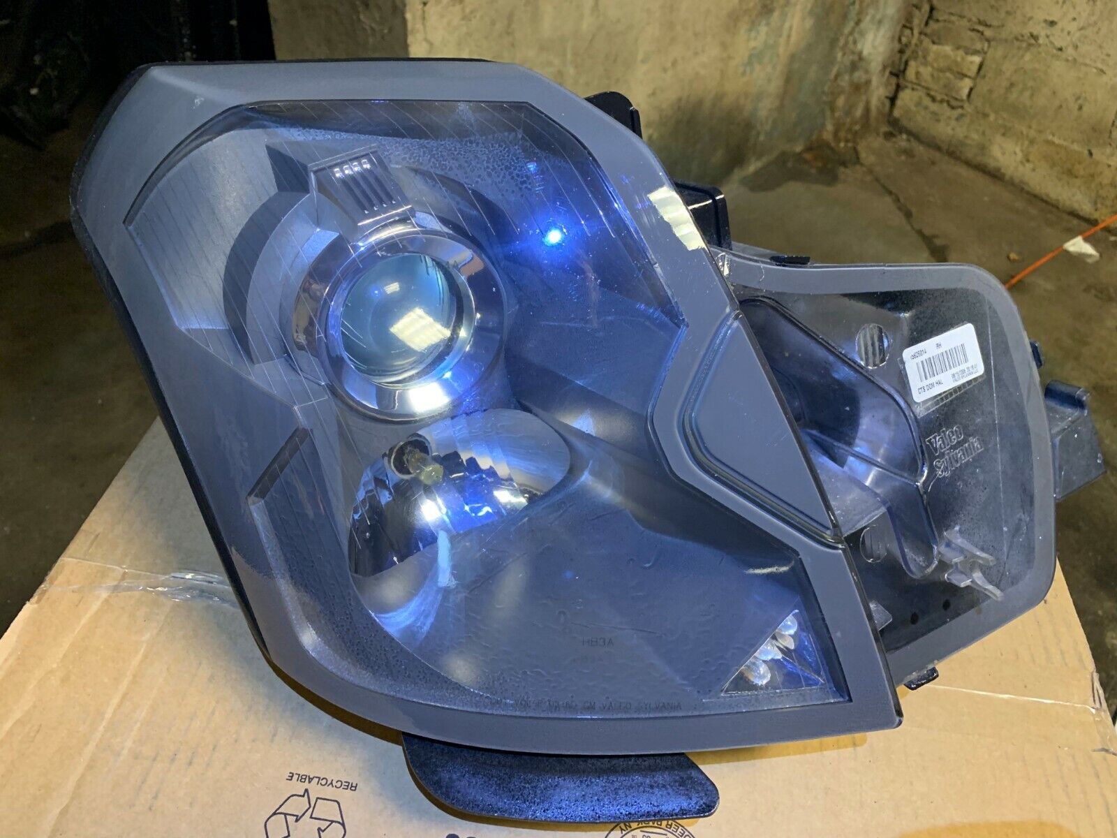 2005-2007 Cadillac CTS Right Passenger Side Headlight Assembly - OEM Replacement Part for Improved Night Driving Safety