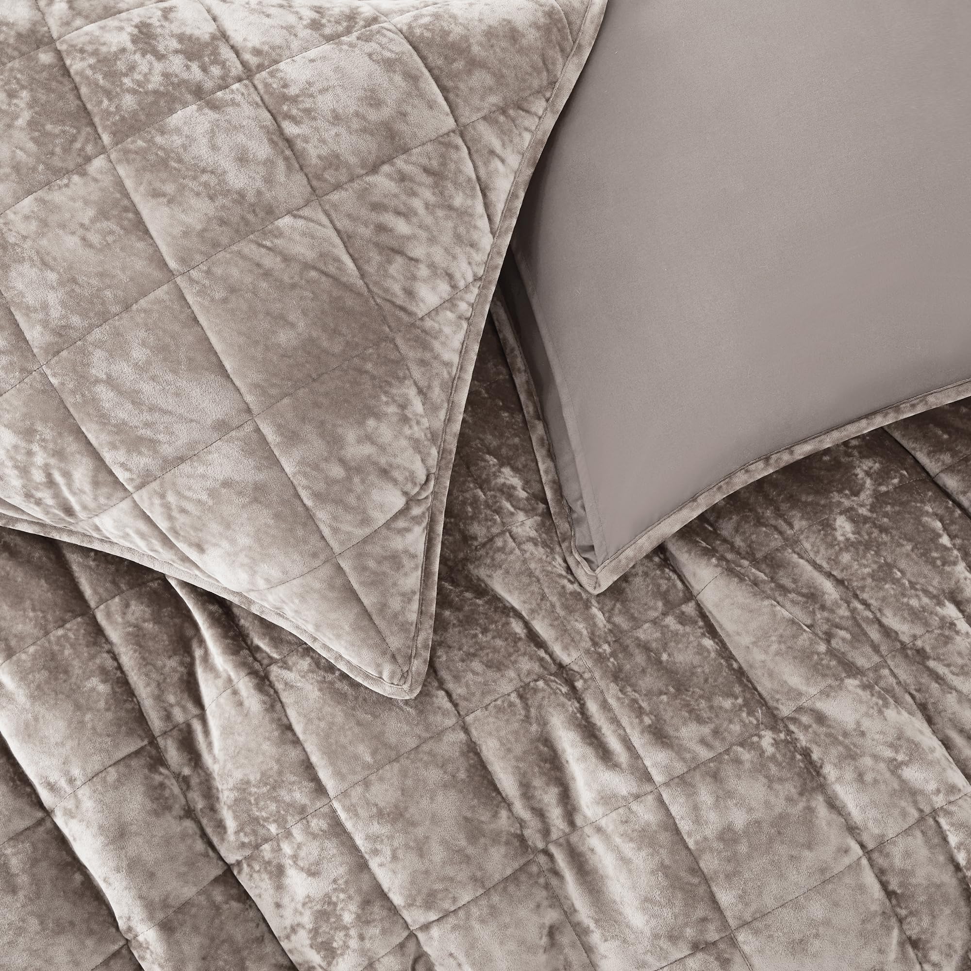 Luxury Velvet Quilt Set King Size - Ultra Soft Lightweight Summer Velvet Comforter Bedding Set with 2 Shams, Diamond Pattern Oversized Bedspread Coverlet for All Seasons (Light Brown, King) - Perfect for Master Bedroom, Guest Room & Cozy Home Decor