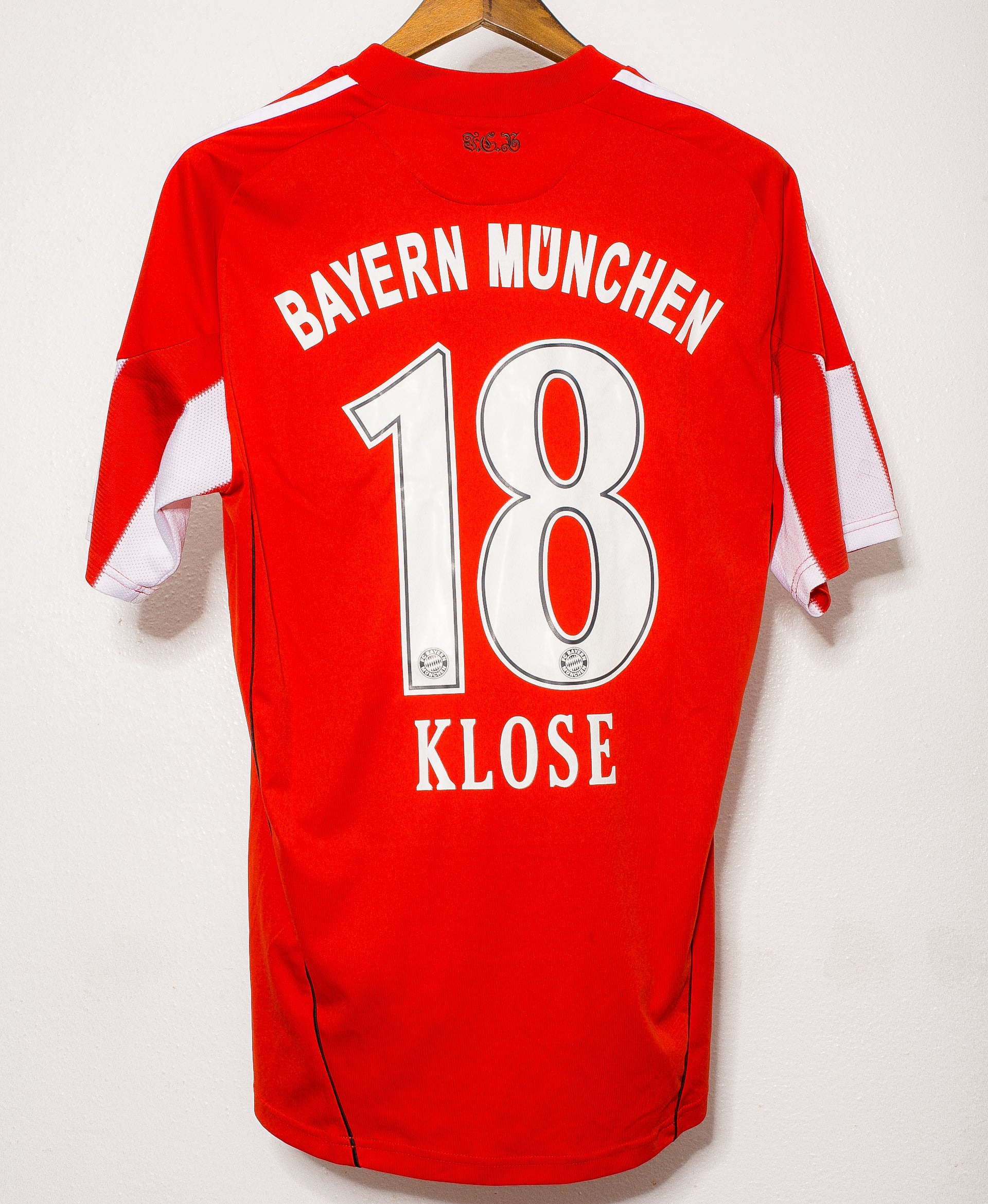 Original Bayern Munich 2010 Home Jersey #18 Klose - Authentic Soccer Shirt for Fans & Collectors - Perfect for Matchdays & Memorabilia Display