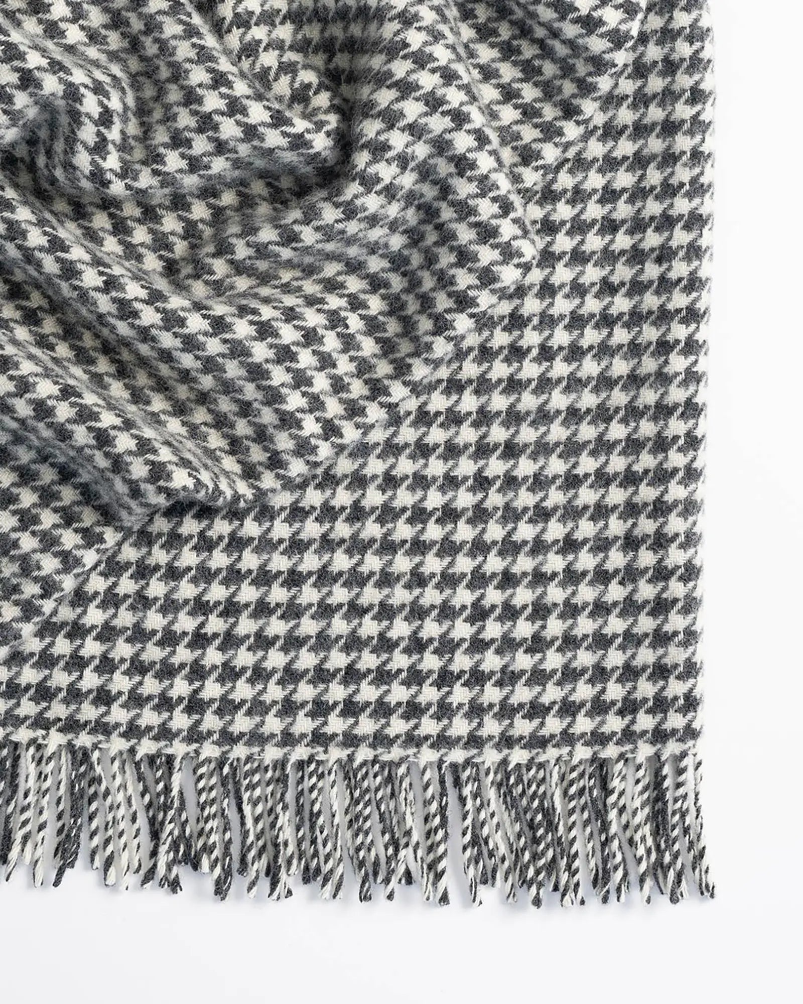 Huxter Throw Blanket - Soft & Cozy Black Fleece Blanket for Couch, Bed, and Travel - Perfect for Relaxing, Lounging, and Gifts