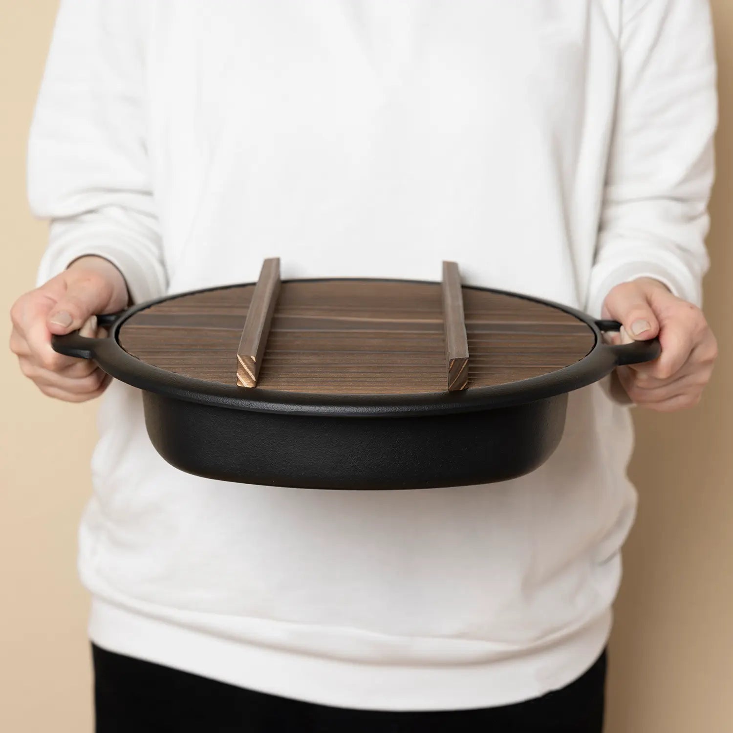 Premium Iwachu Nambu Cast Iron Sukiyaki & Gyoza Pan with Wooden Lid - Authentic Japanese Cookware for Hot Pot, Dumplings & Tabletop Cooking - Perfect for Home Dining & Entertaining