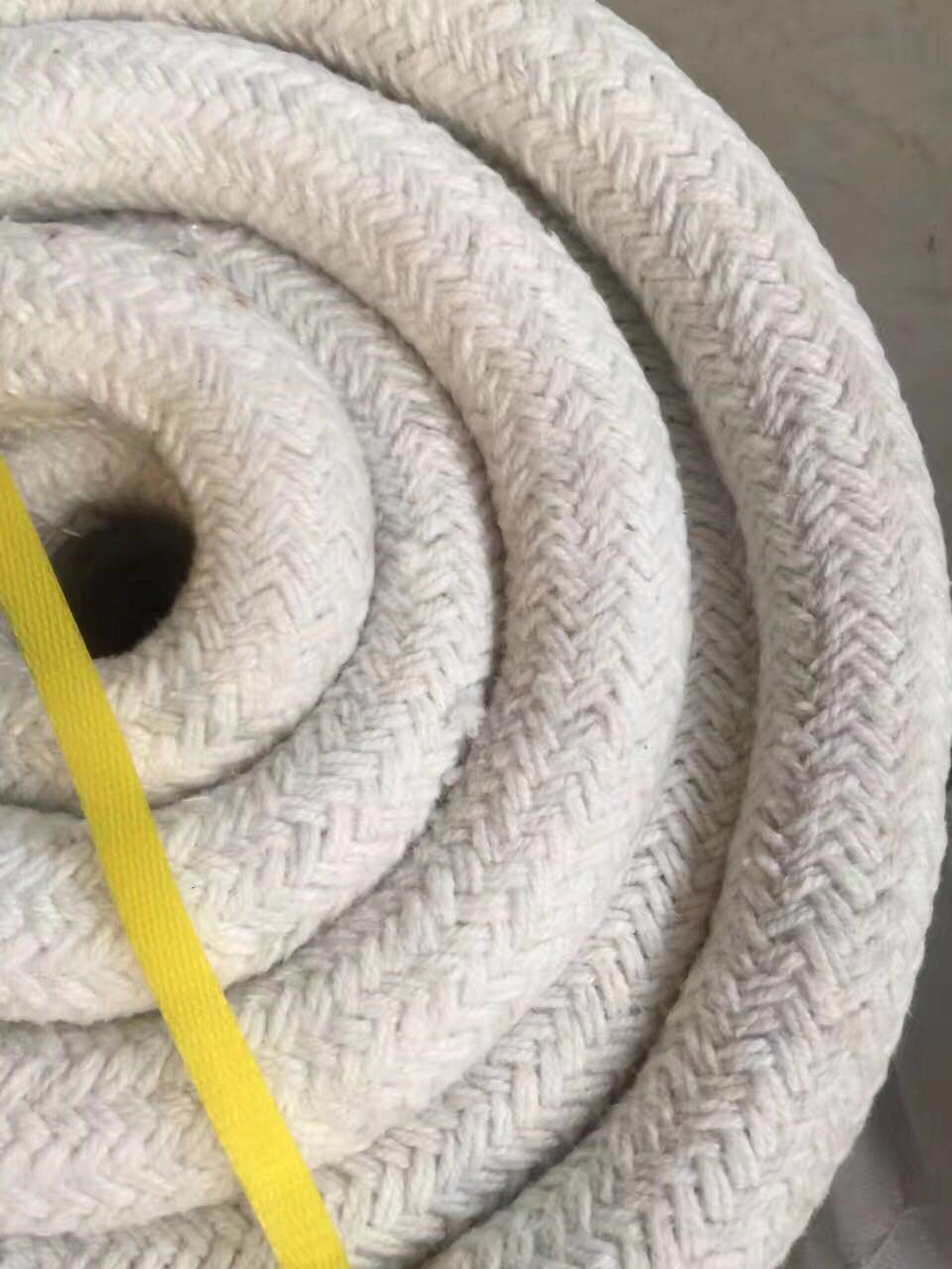 High-Temperature Resistant Sealed Ceramic Fiber Twisted Rope - 16mm x 16mm x 5m - Asbestos-Free Insulation Rope for Kilns, Furnaces & Industrial Heat Protection