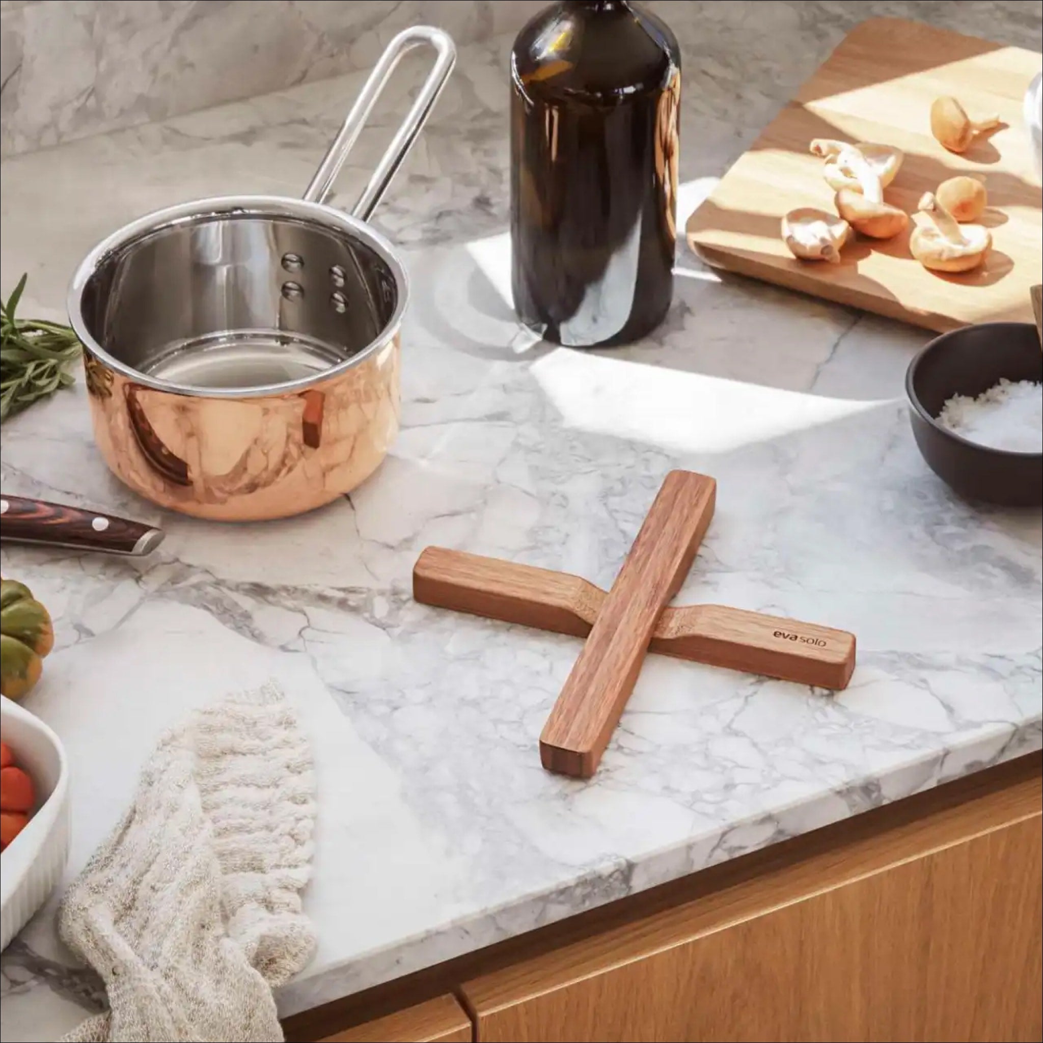 EVA SOLO Magnetic Trivet Wooden & Bamboo - Heat-Resistant Pot Holder for Kitchen Countertops, Stovetops & Dining Tables - Perfect for Hot Pots, Pans & Serving Dishes