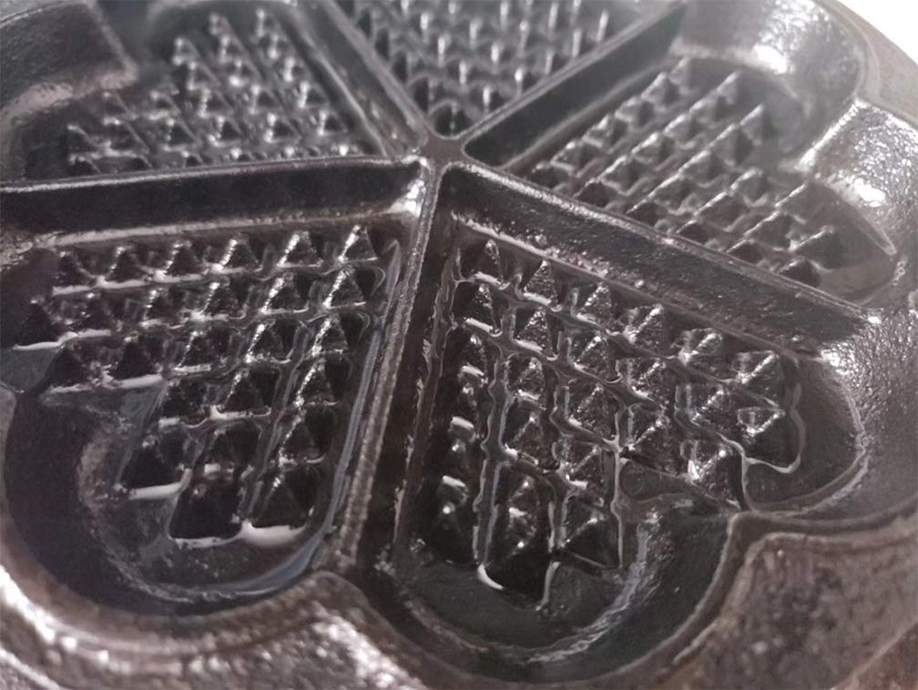 HAWOK Heart-Shaped Cast Iron Waffle Maker with Non-Slip Handle & Basting Brush - Perfect for Valentine's Day Breakfast, Romantic Dates, and Family Brunch