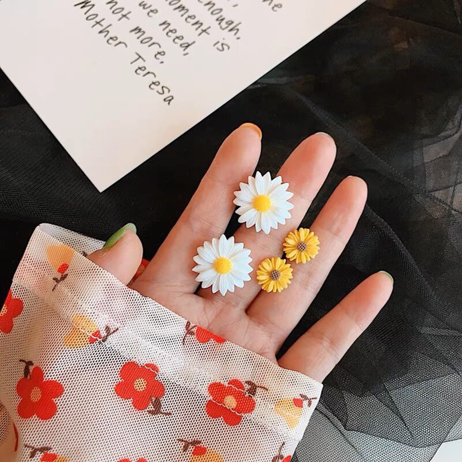1PCS Daisy Silicone Mold for Polymer Clay - Mini Flower Clay Molds for DIY Jewelry Making, Earrings & Craft Decorations - Perfect for Handmade Resin Art, Polymer Clay Creations & Home Decor Projects