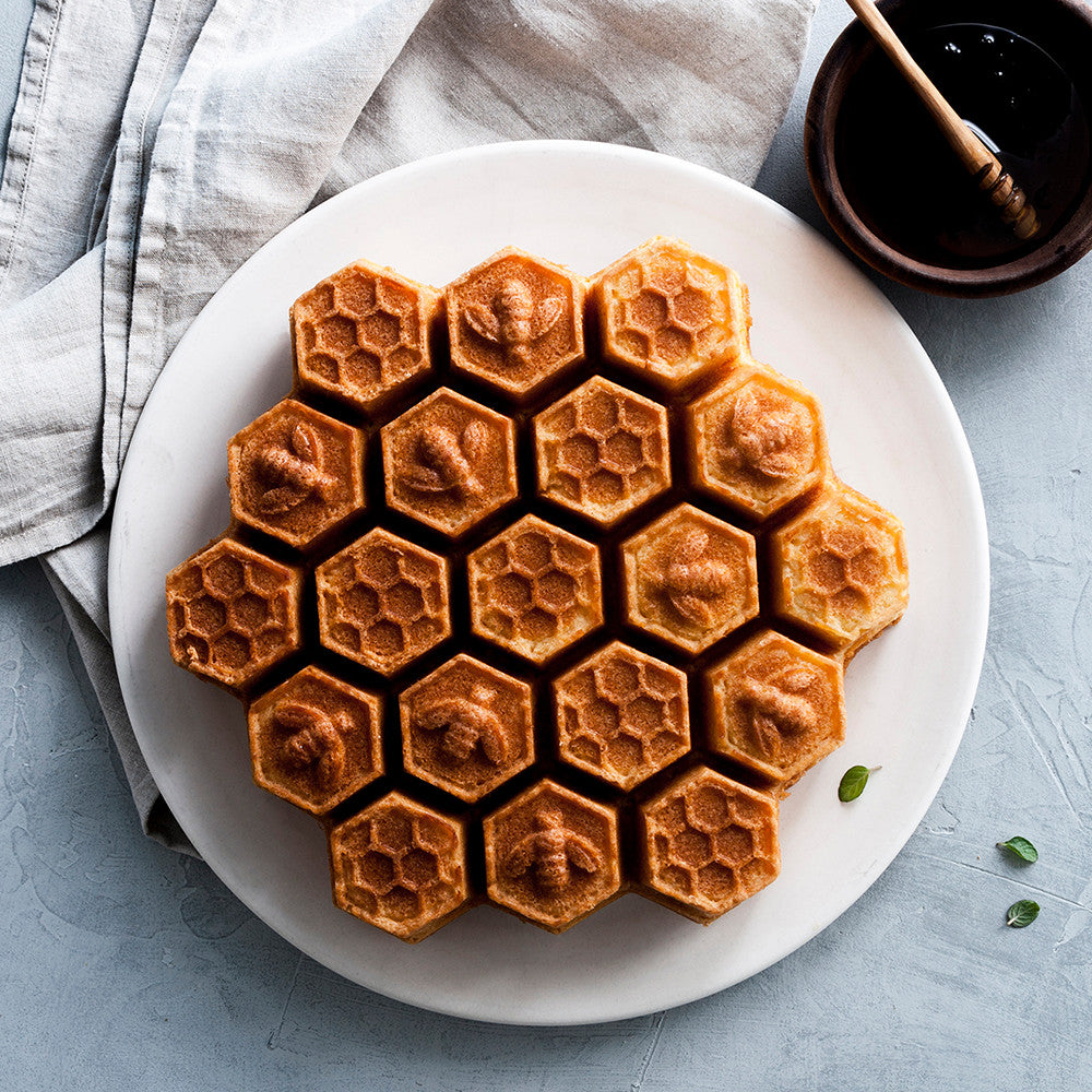 Nordic Ware 10 Cup Honeycomb Pull-Apart Cake Pan - Perfect for Baking Monkey Bread, Cinnamon Rolls & Sweet Treats (Non-Stick, Bundt Style)